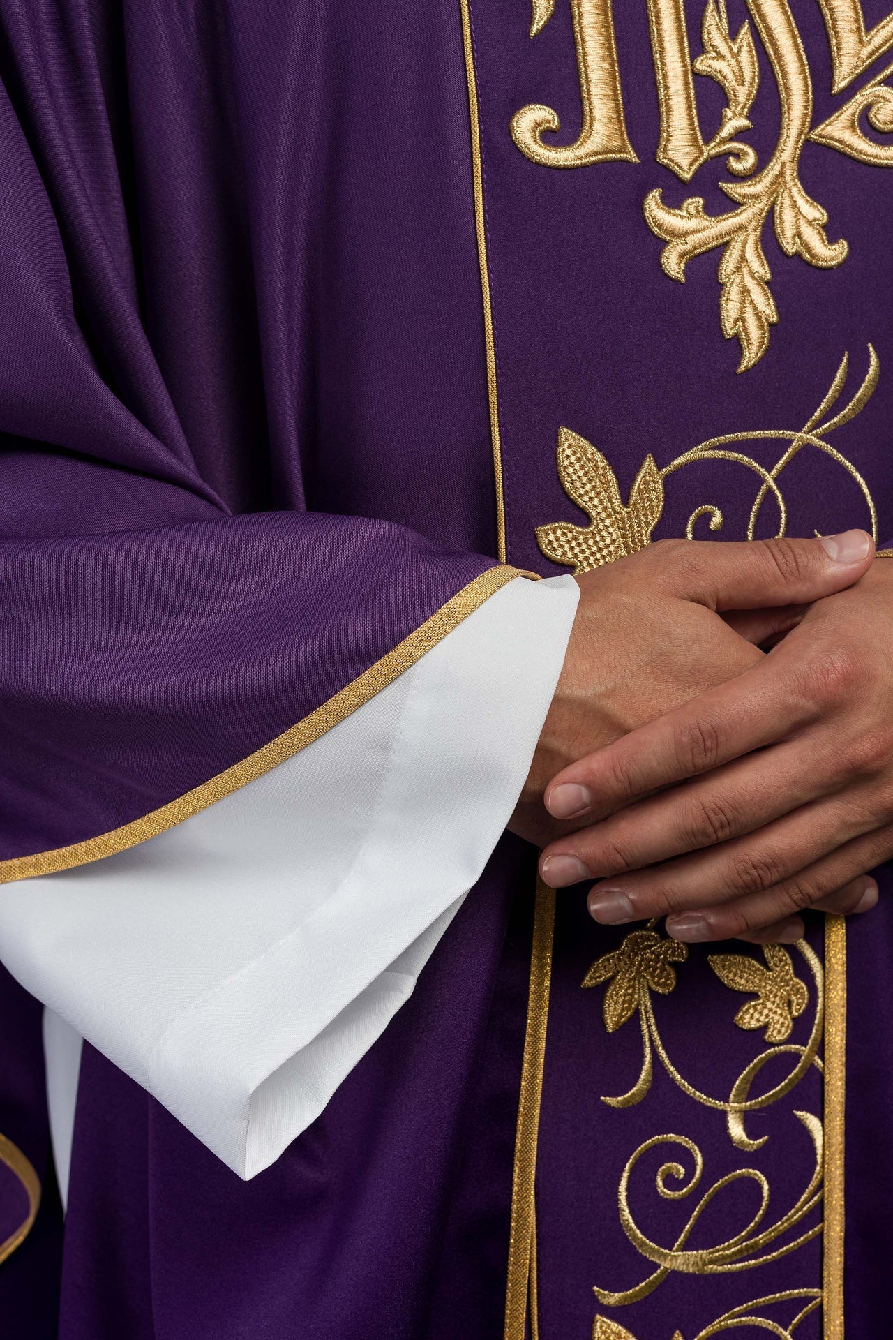 Fioletowy Ornat Liturgiczny IHS z Haftowanym Pasem Florystycznym - SZATYLITURGICZNE.PL