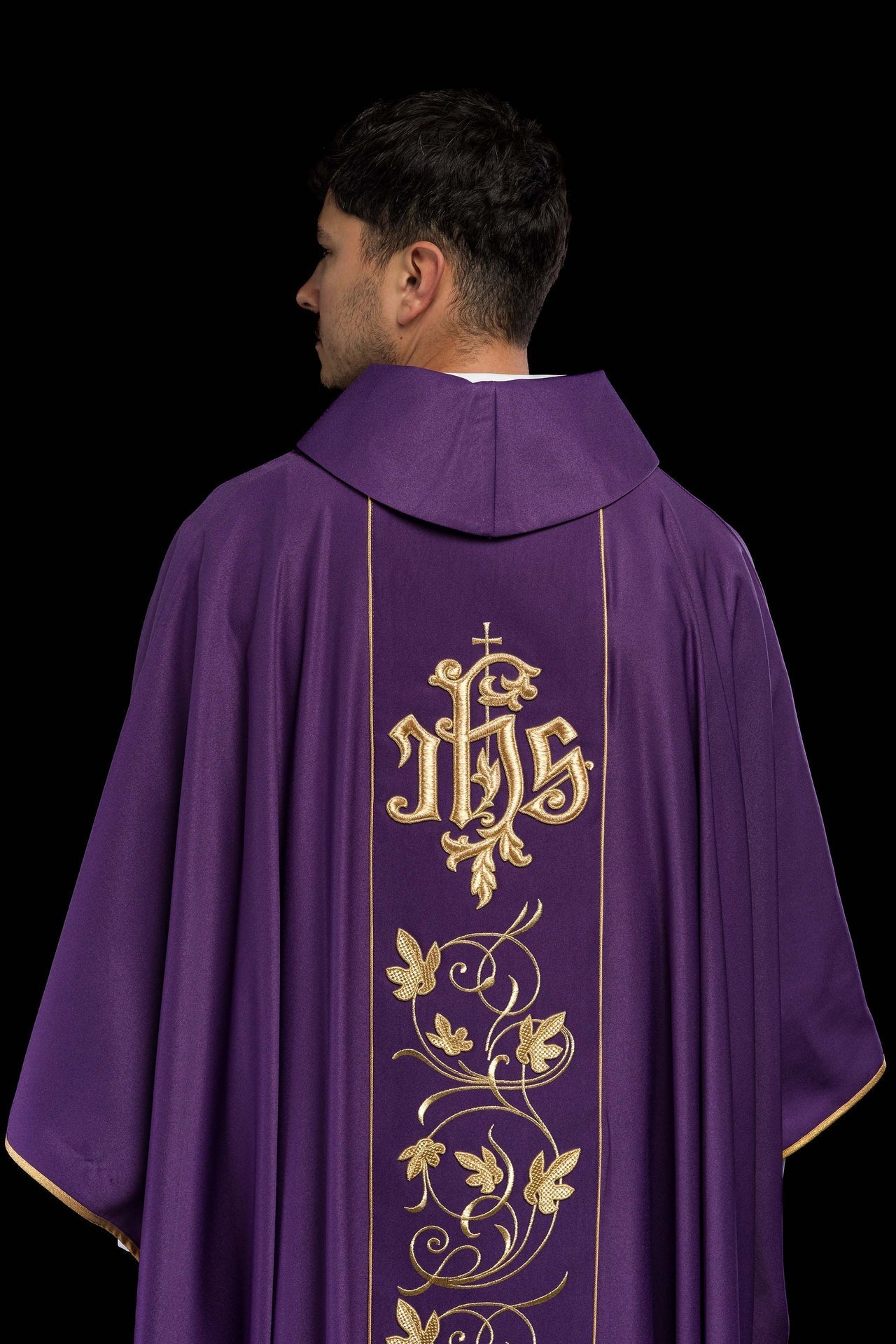 Fioletowy Ornat Liturgiczny IHS z Haftowanym Pasem Florystycznym - SZATYLITURGICZNE.PL