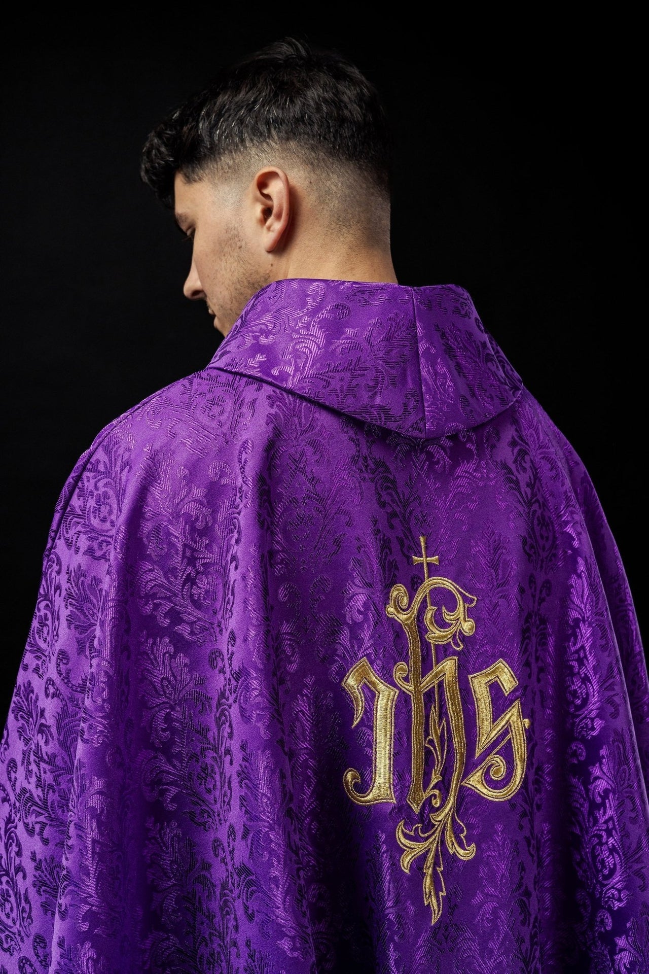 Fioletowy Ornat Liturgiczny IHS - Złoty Haft na Ozdobnej Tkaninie - SZATYLITURGICZNE.PL