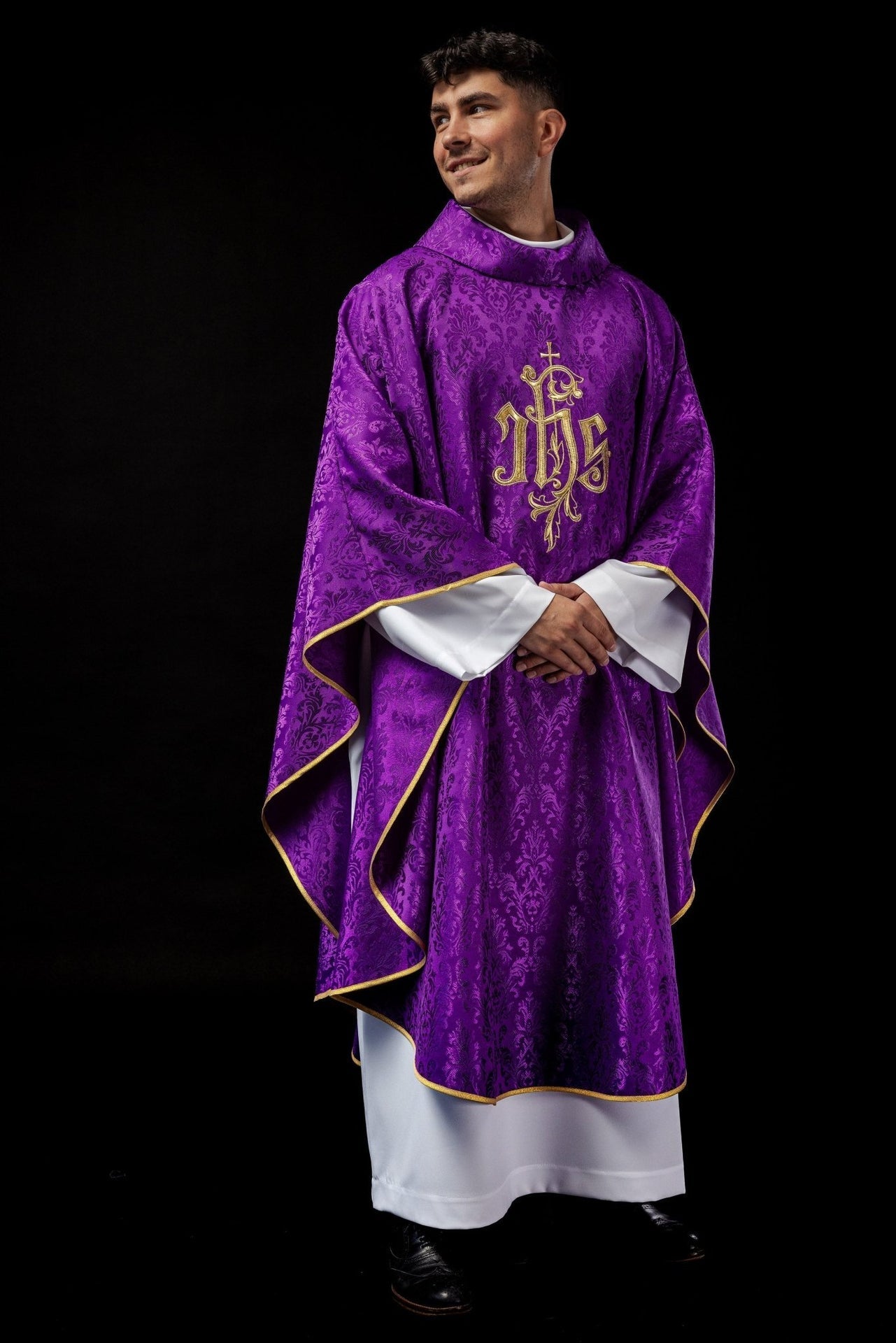 Fioletowy Ornat Liturgiczny IHS - Złoty Haft na Ozdobnej Tkaninie - SZATYLITURGICZNE.PL