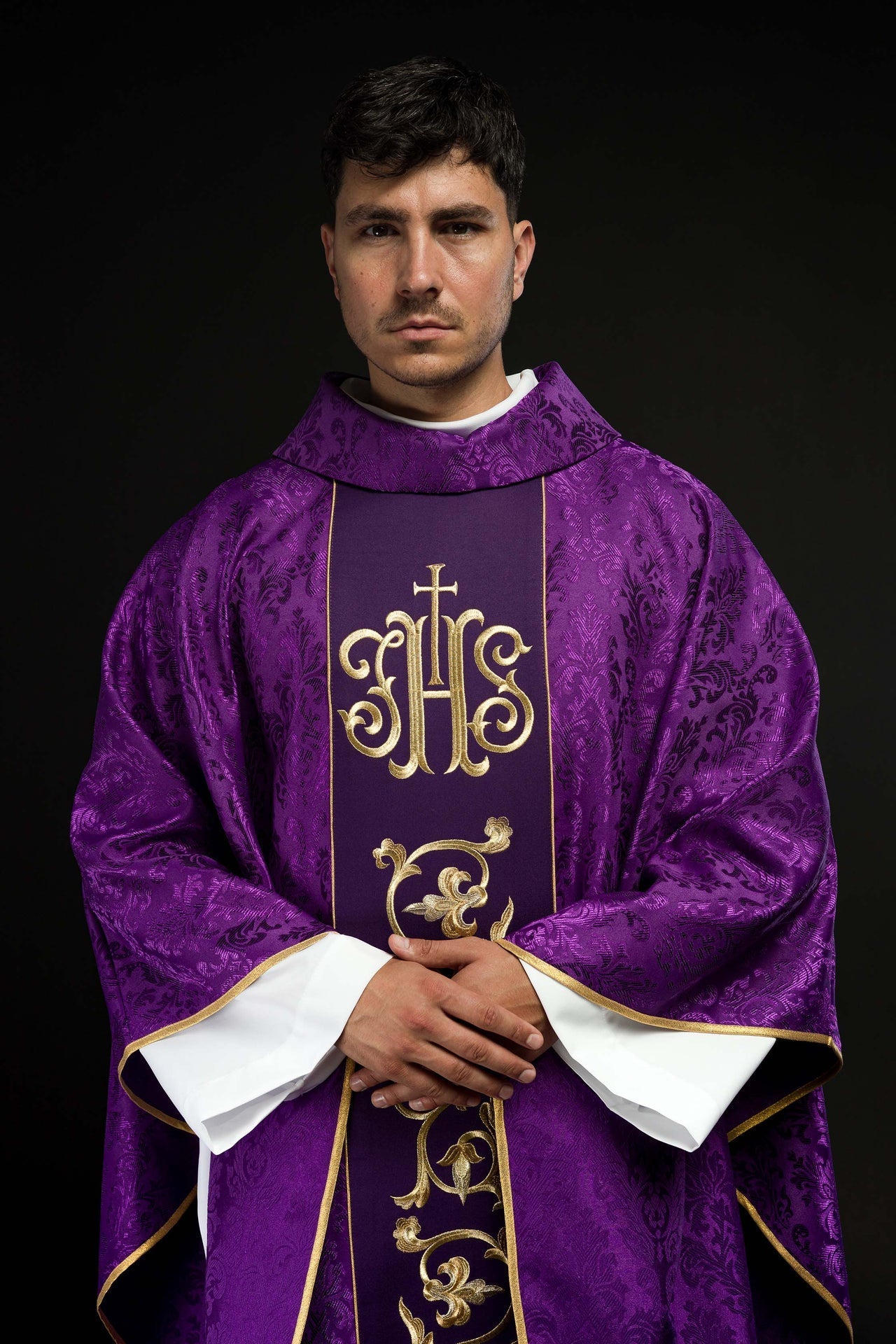 Fioletowy Ornat Liturgiczny IHS - Złoty Haft, Polska Produkcja - SZATYLITURGICZNE.PL