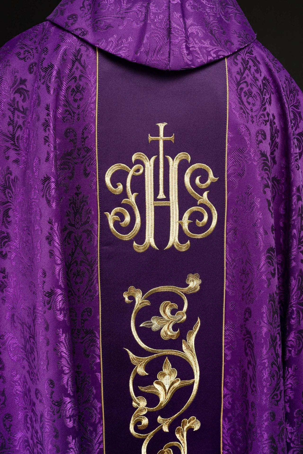 Fioletowy Ornat Liturgiczny IHS - Złoty Haft, Polska Produkcja - SZATYLITURGICZNE.PL