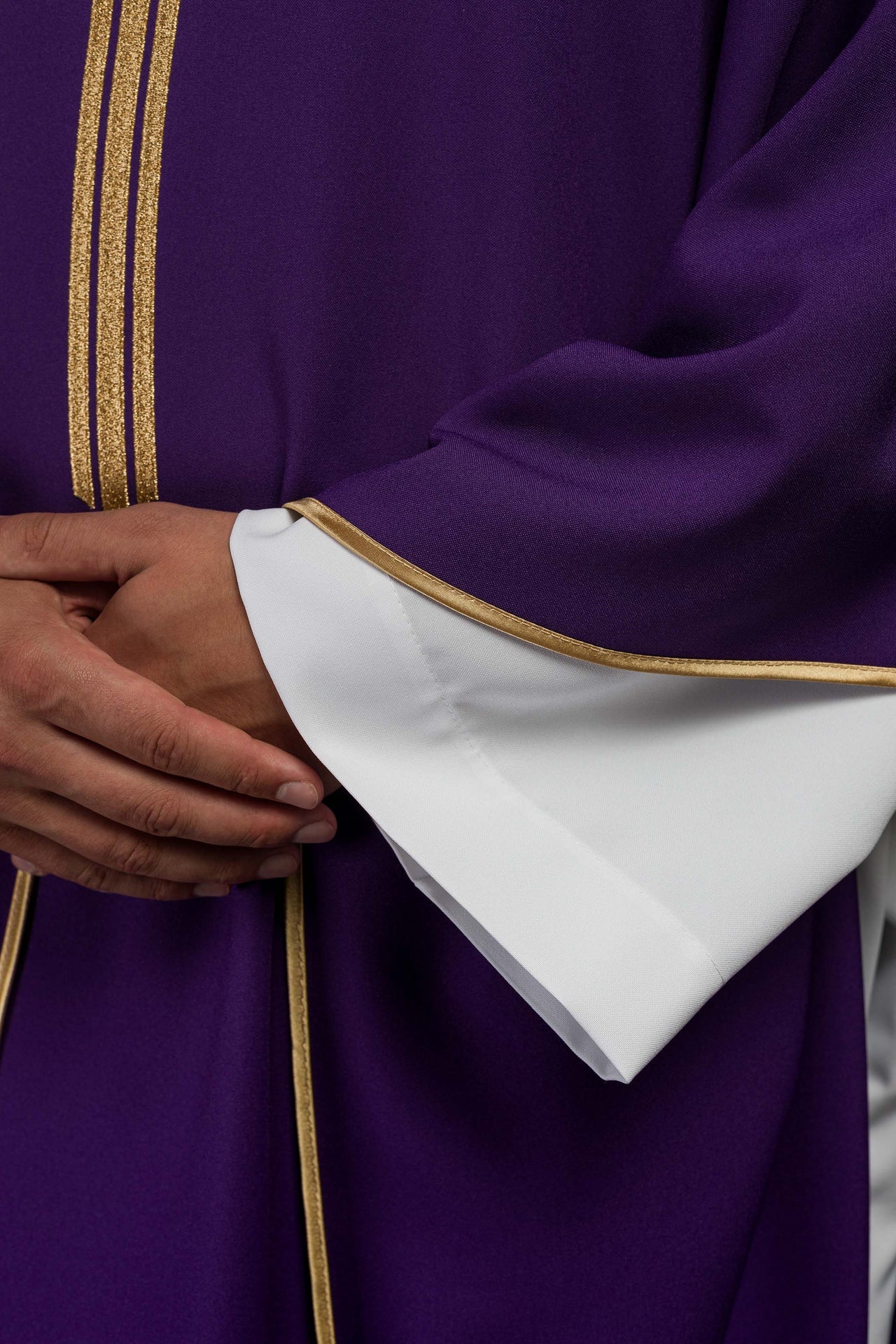 Fioletowy Ornat Liturgiczny IHS - Złoty Krzyż Haftowany - SZATYLITURGICZNE.PL