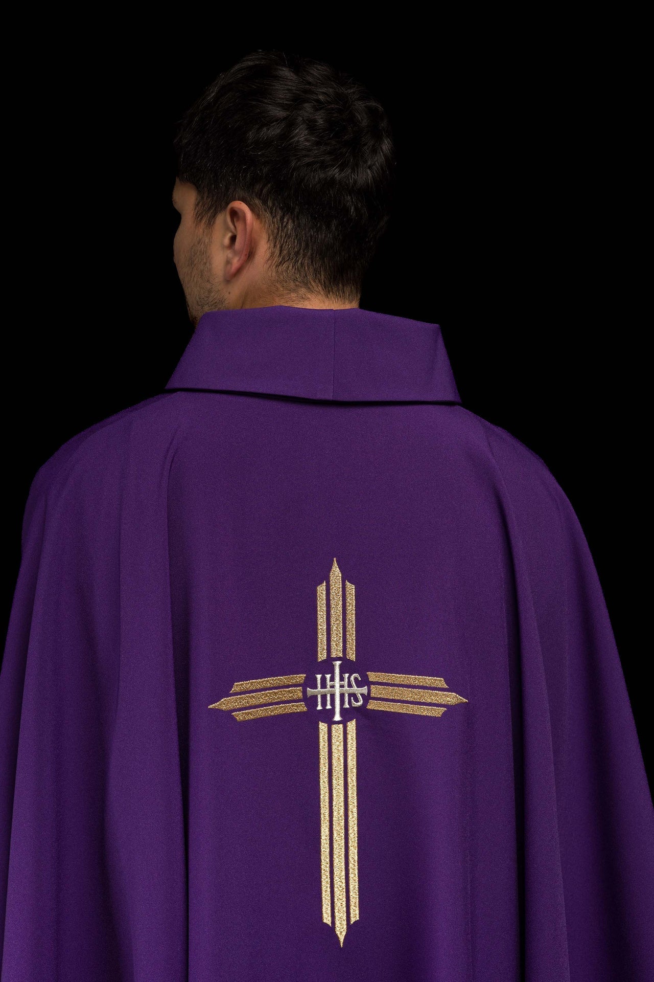 Fioletowy Ornat Liturgiczny IHS - Złoty Krzyż Haftowany - SZATYLITURGICZNE.PL
