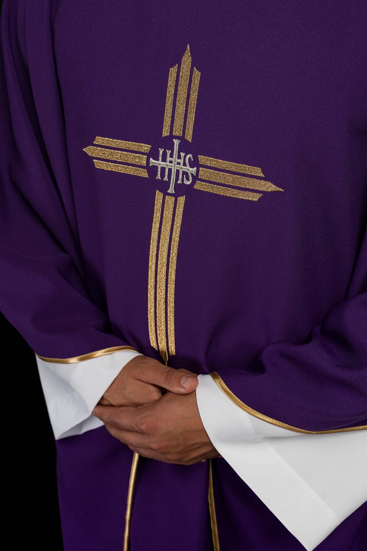 Fioletowy Ornat Liturgiczny IHS - Złoty Krzyż Haftowany - SZATYLITURGICZNE.PL