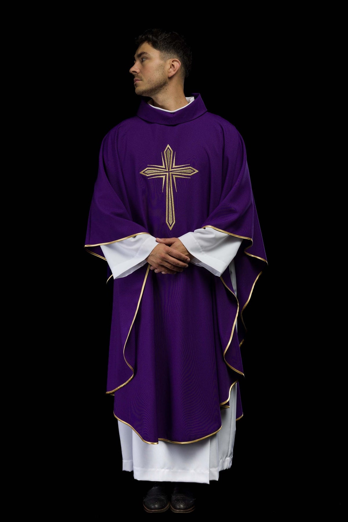 Fioletowy Ornat Liturgiczny Krzyż Haftowany Złotem + Stuła - SZATYLITURGICZNE.PL