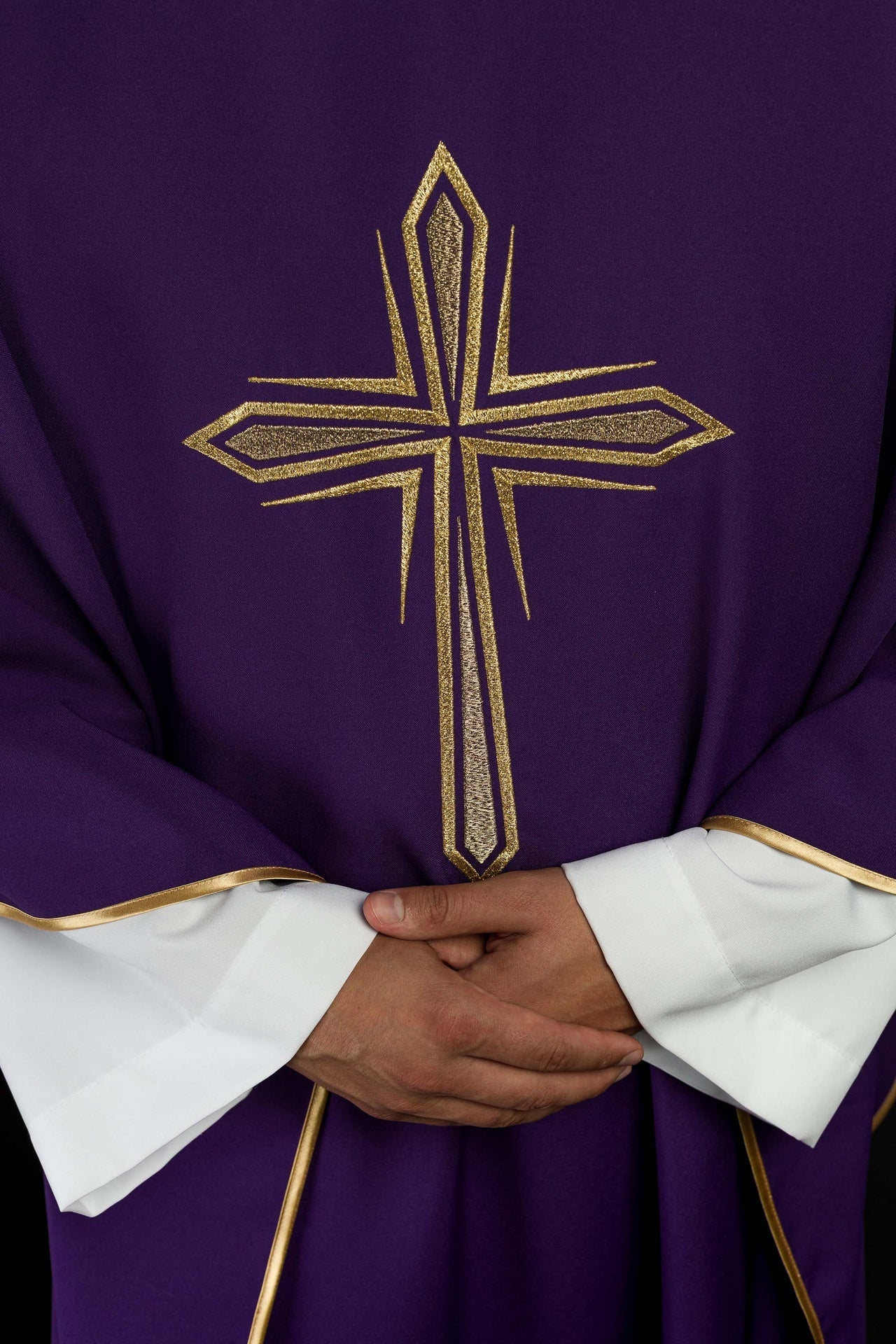 Fioletowy Ornat Liturgiczny Krzyż Haftowany Złotem + Stuła - SZATYLITURGICZNE.PL