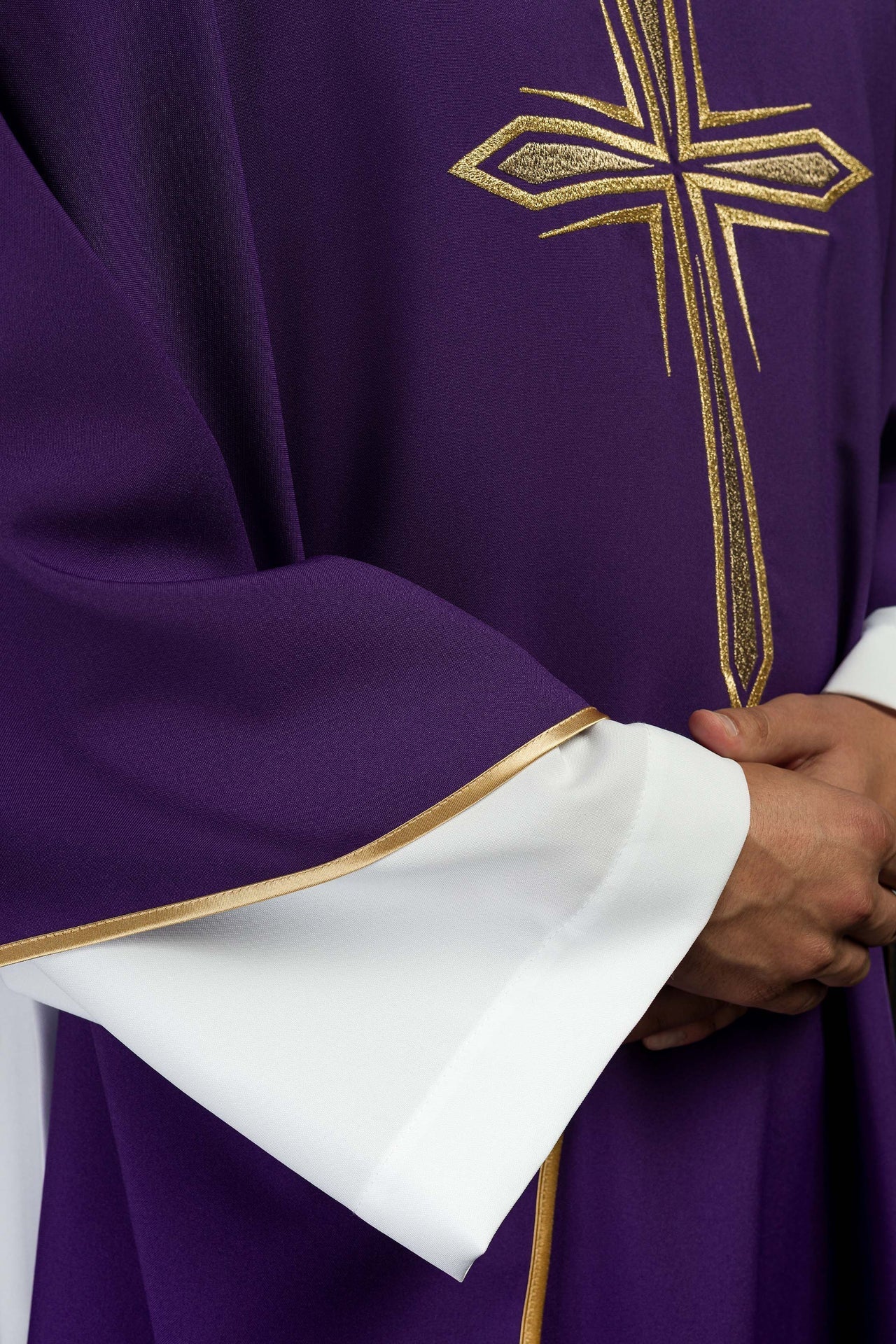 Fioletowy Ornat Liturgiczny Krzyż Haftowany Złotem + Stuła - SZATYLITURGICZNE.PL
