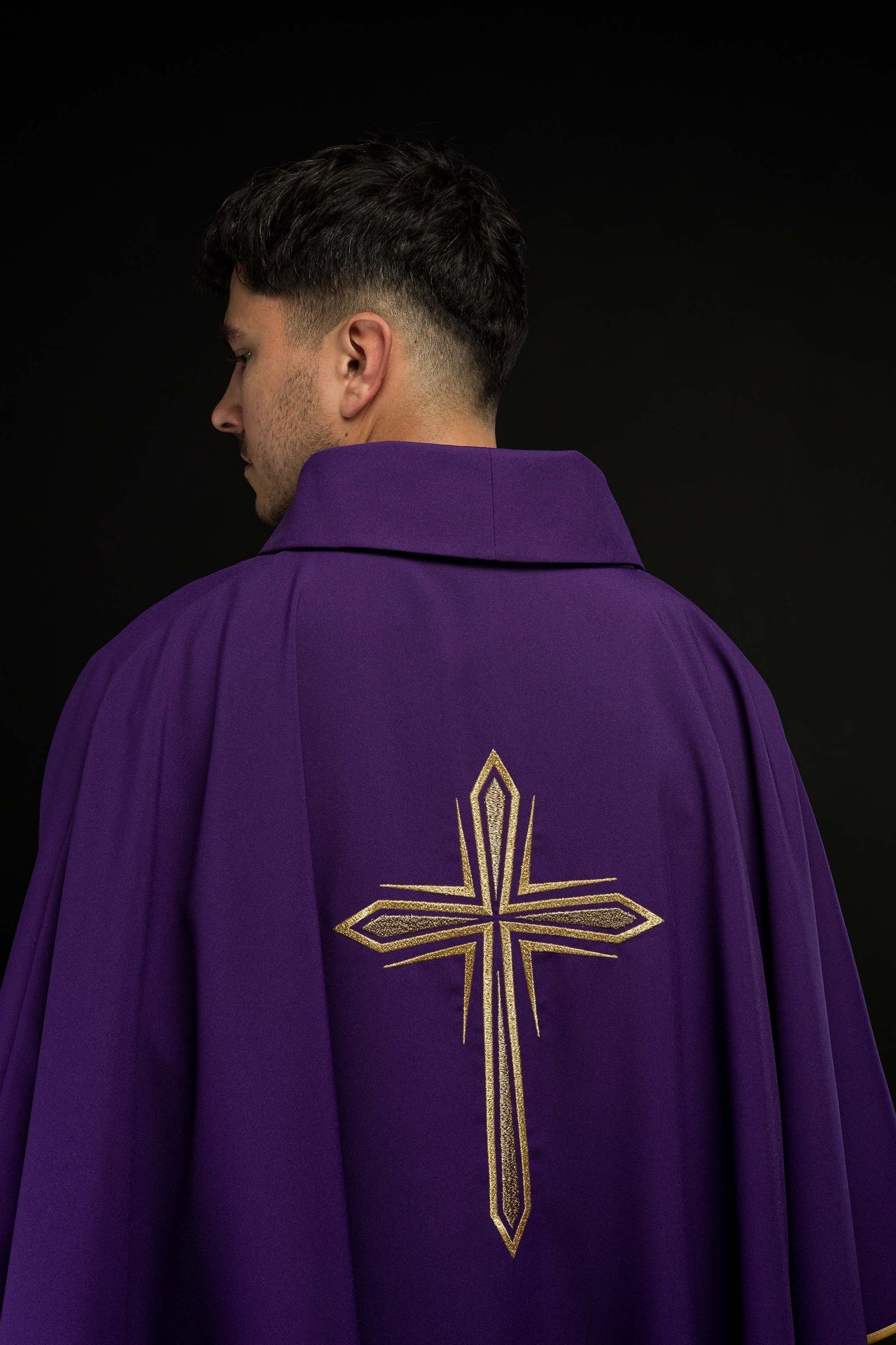 Fioletowy Ornat Liturgiczny Krzyż Haftowany Złotem + Stuła - SZATYLITURGICZNE.PL