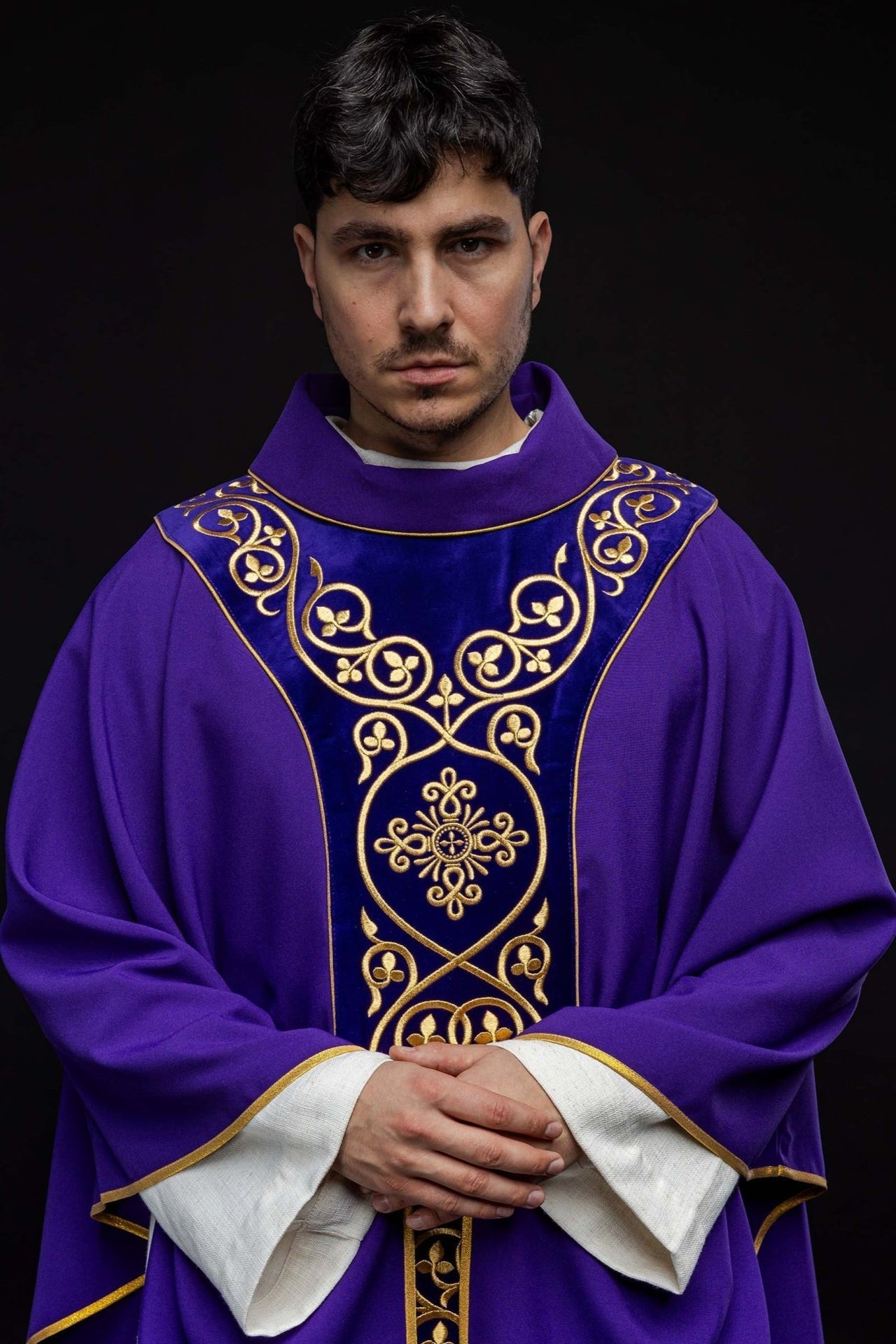 Fioletowy Ornat Liturgiczny z Aksamitnym Haftem - Elegancki Polski Produkt - SZATYLITURGICZNE.PL
