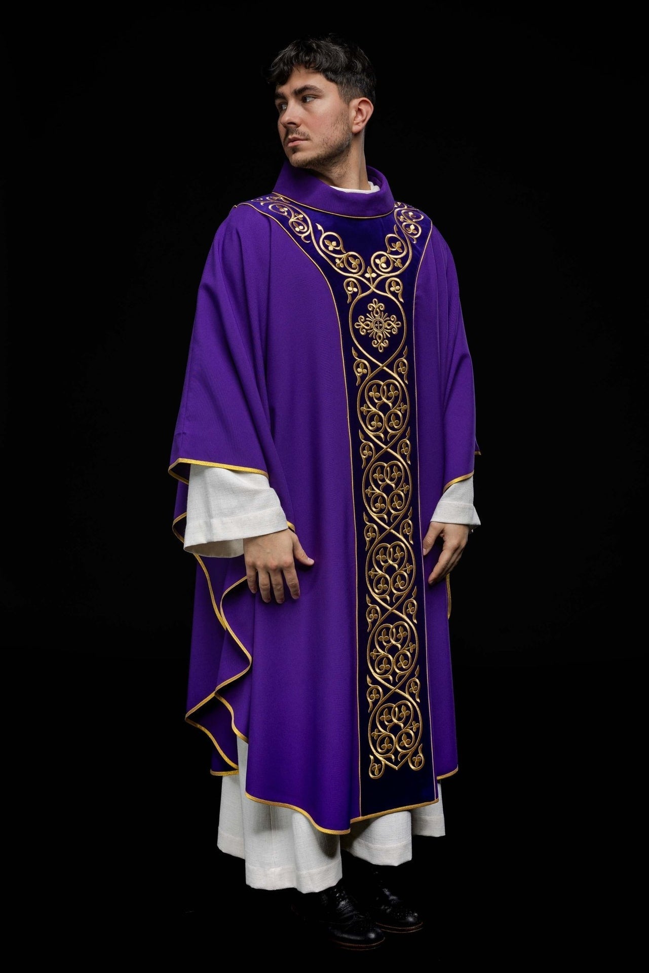 Fioletowy Ornat Liturgiczny z Aksamitnym Haftem - Elegancki Polski Produkt - SZATYLITURGICZNE.PL