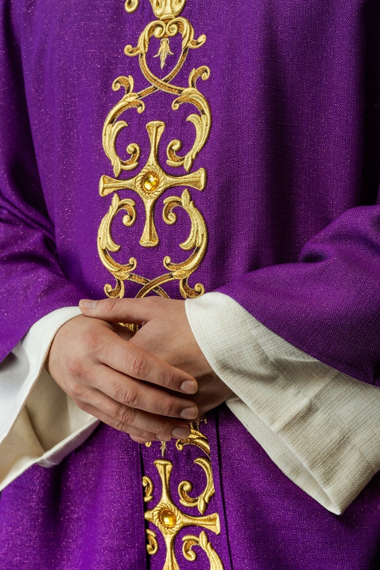 Fioletowy Ornat Liturgiczny z Haftem i Kamieniami - Polski Produkt - SZATYLITURGICZNE.PL