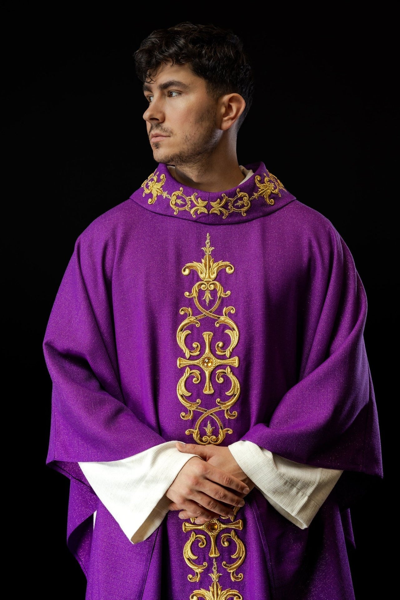 Fioletowy Ornat Liturgiczny z Haftem i Kamieniami - Polski Produkt - SZATYLITURGICZNE.PL