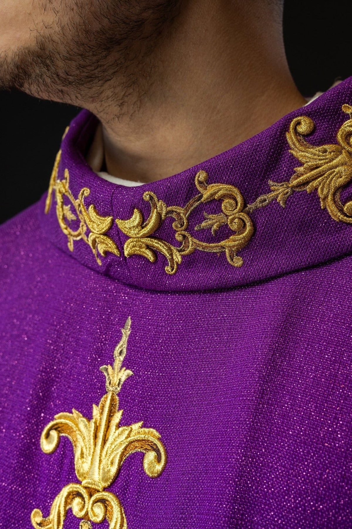 Fioletowy Ornat Liturgiczny z Haftem i Kamieniami - Polski Produkt - SZATYLITURGICZNE.PL