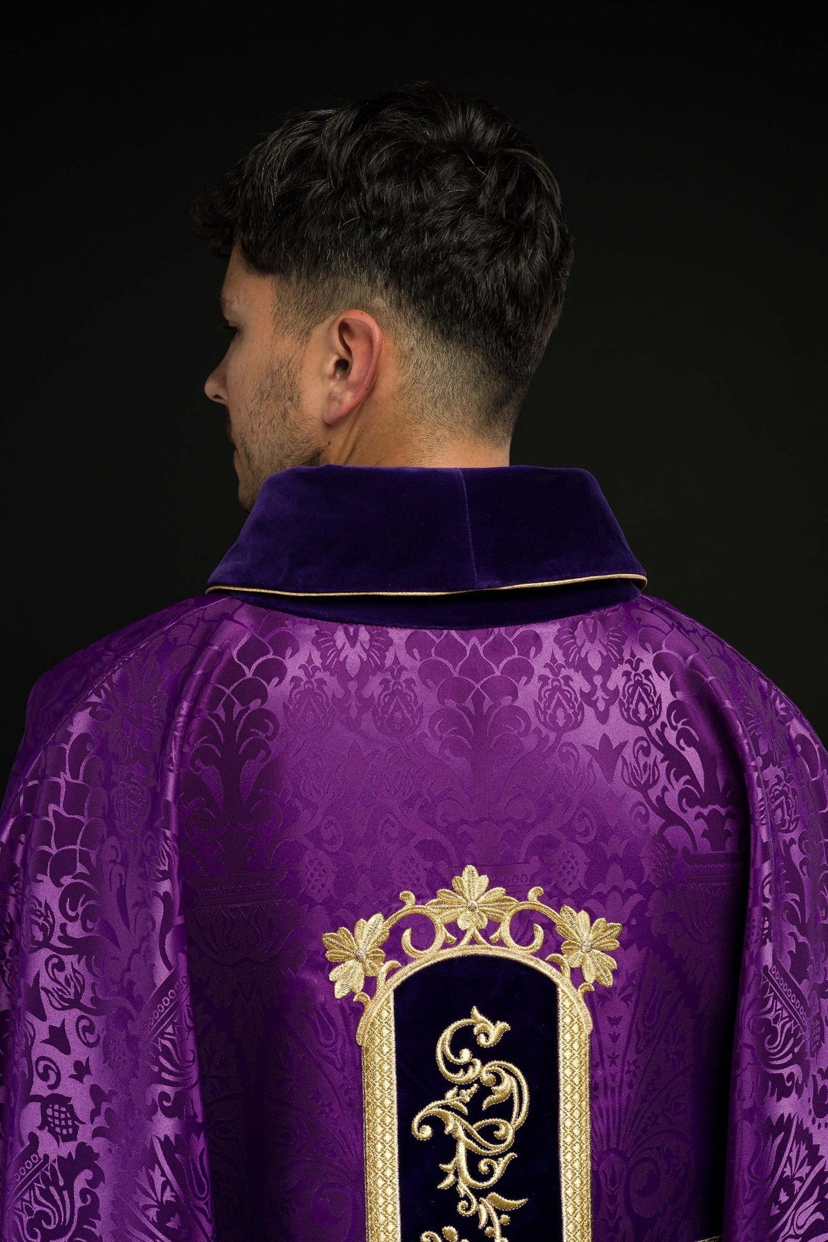 Fioletowy Ornat Liturgiczny z Haftem Jezusa Chrystusa - Polski Produkt - SZATYLITURGICZNE.PL