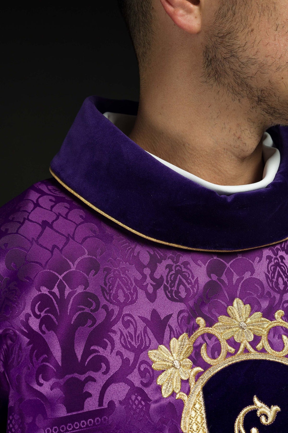 Fioletowy Ornat Liturgiczny z Haftem Jezusa Chrystusa - Polski Produkt - SZATYLITURGICZNE.PL