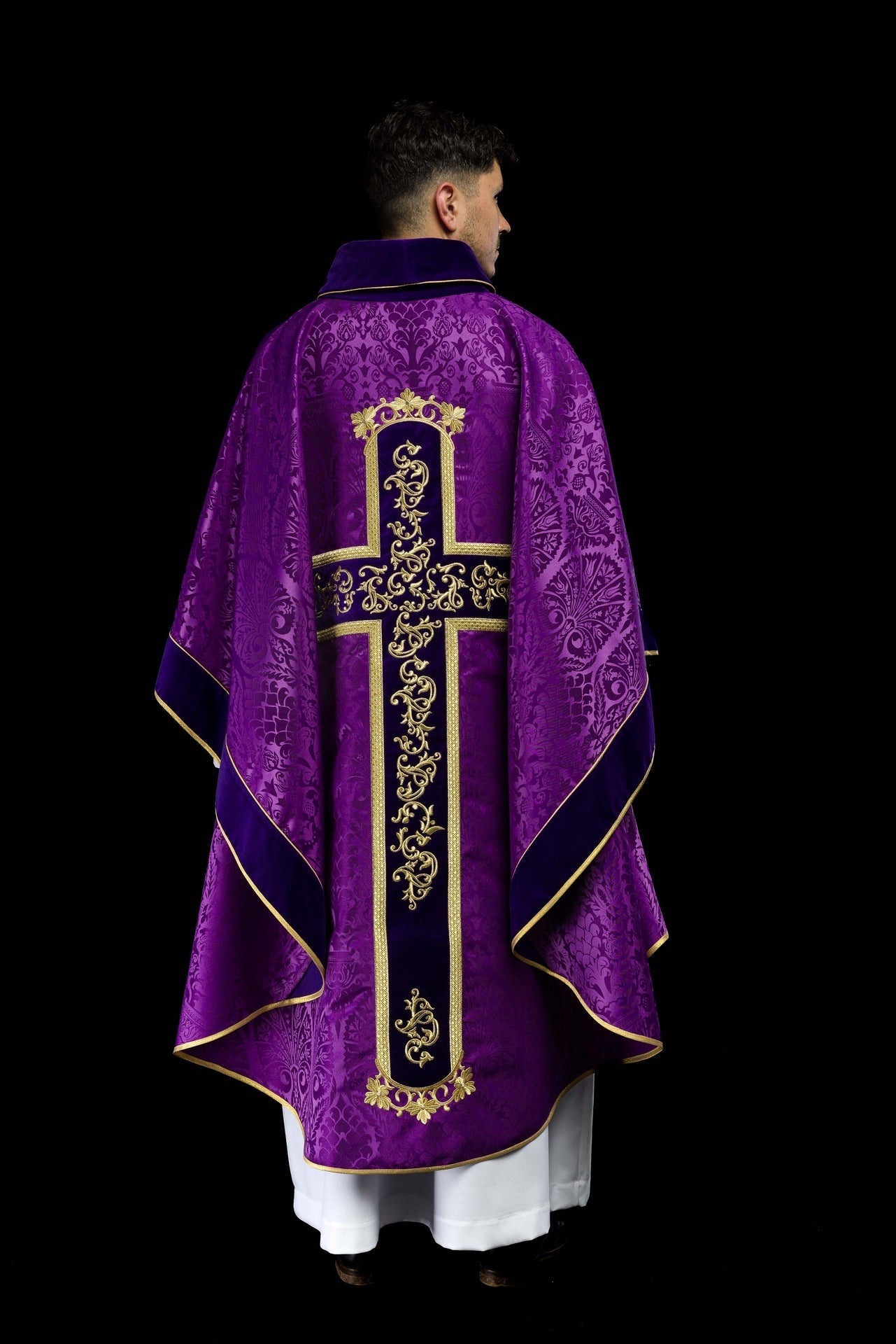 Fioletowy Ornat Liturgiczny z Haftem Jezusa Chrystusa - Polski Produkt - SZATYLITURGICZNE.PL