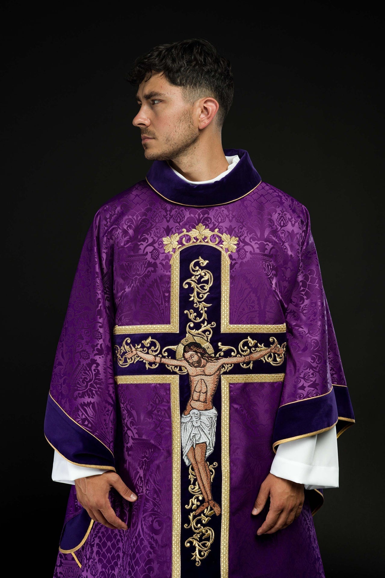 Fioletowy Ornat Liturgiczny z Haftem Jezusa Chrystusa - Polski Produkt - SZATYLITURGICZNE.PL