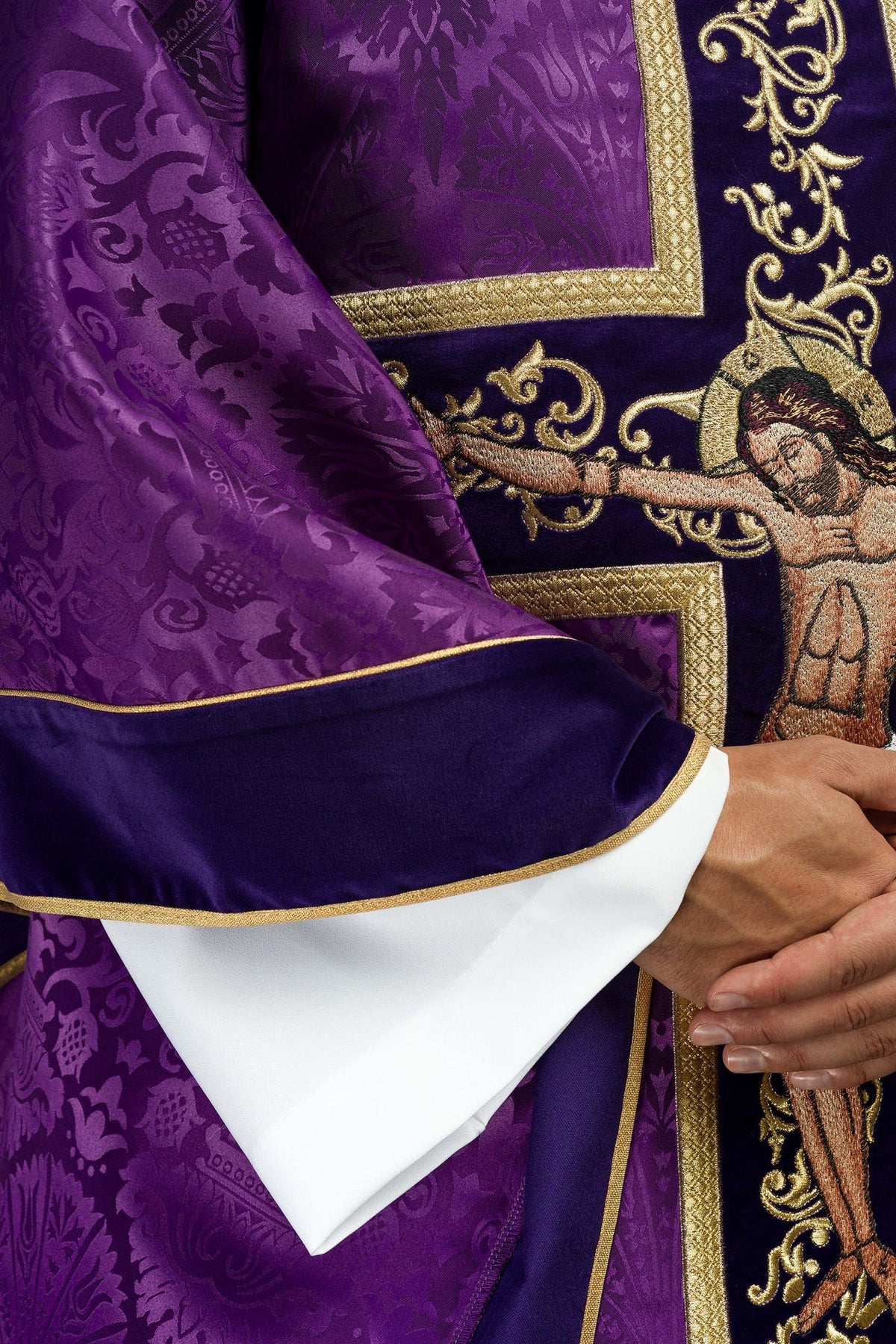 Fioletowy Ornat Liturgiczny z Haftem Jezusa Chrystusa - Polski Produkt - SZATYLITURGICZNE.PL