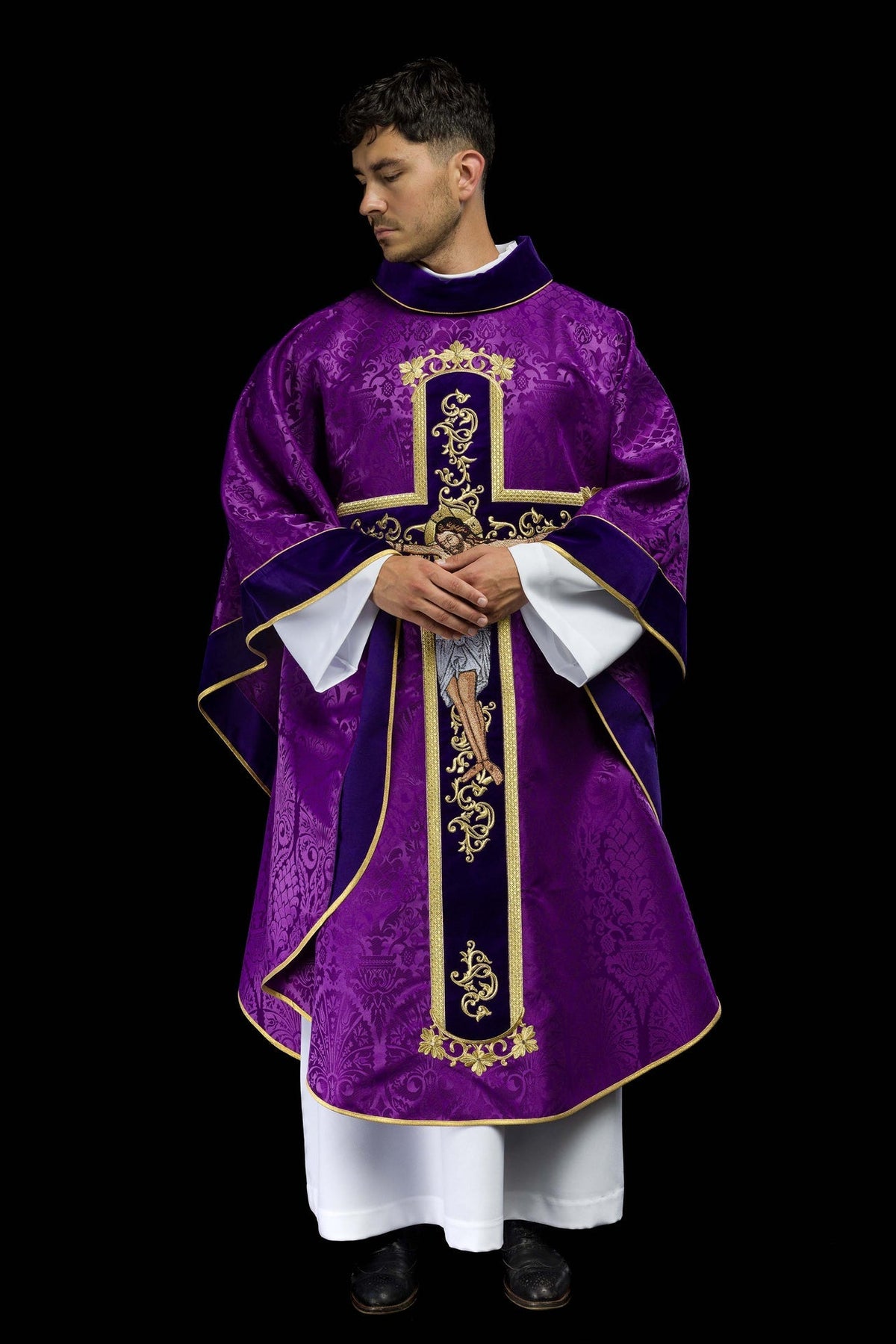 Fioletowy Ornat Liturgiczny z Haftem Jezusa Chrystusa - Polski Produkt - SZATYLITURGICZNE.PL