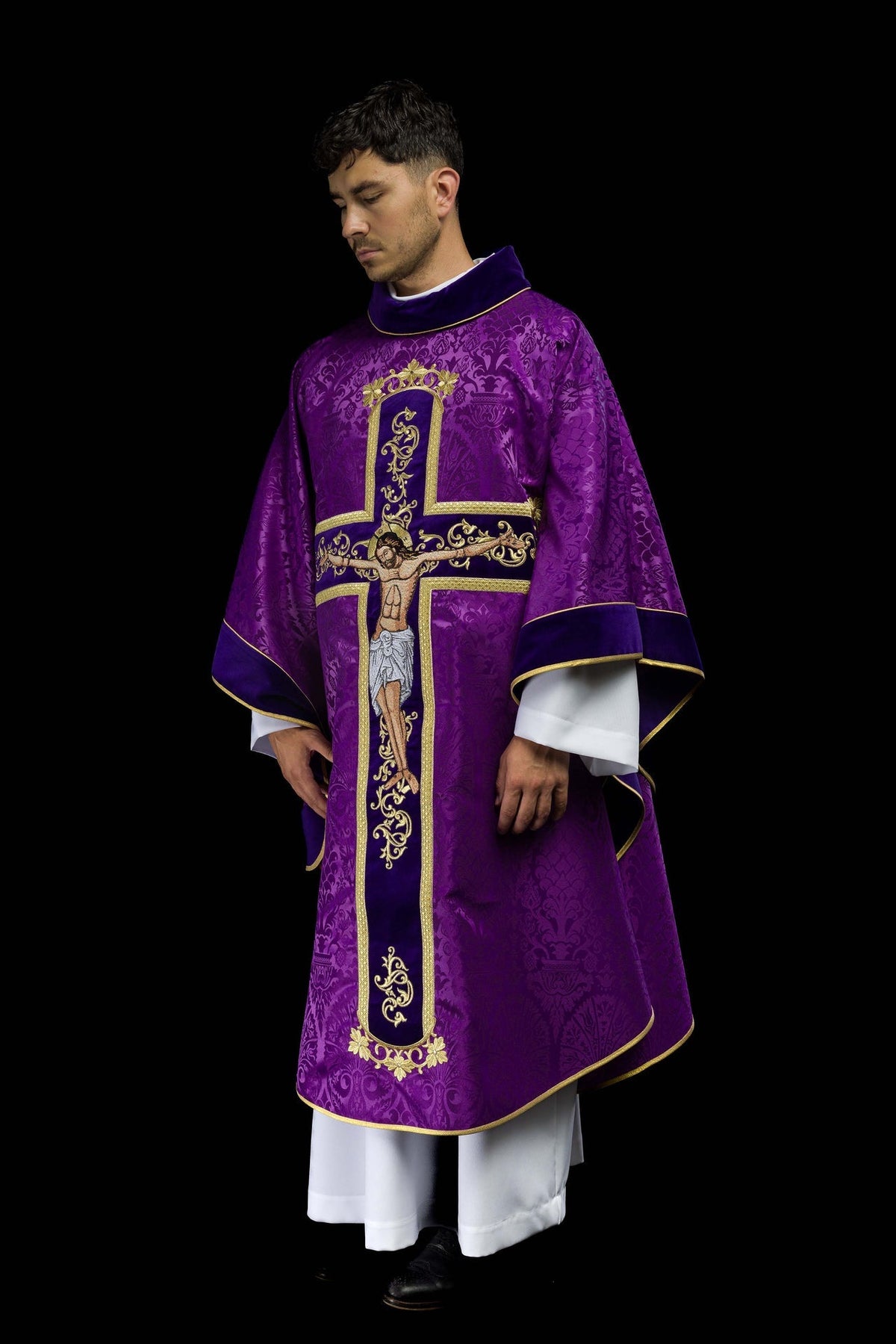 Fioletowy Ornat Liturgiczny z Haftem Jezusa Chrystusa - Polski Produkt - SZATYLITURGICZNE.PL