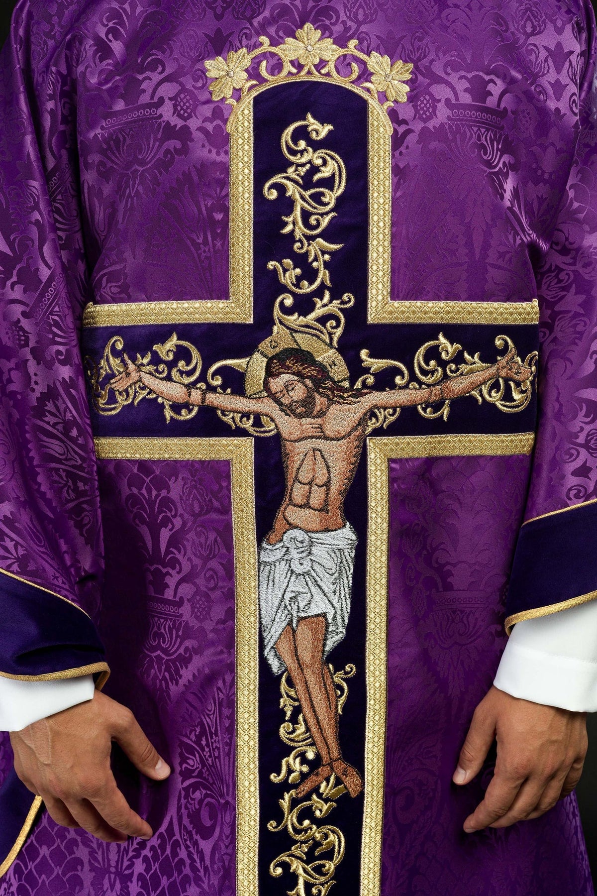 Fioletowy Ornat Liturgiczny z Haftem Jezusa Chrystusa - Polski Produkt - SZATYLITURGICZNE.PL