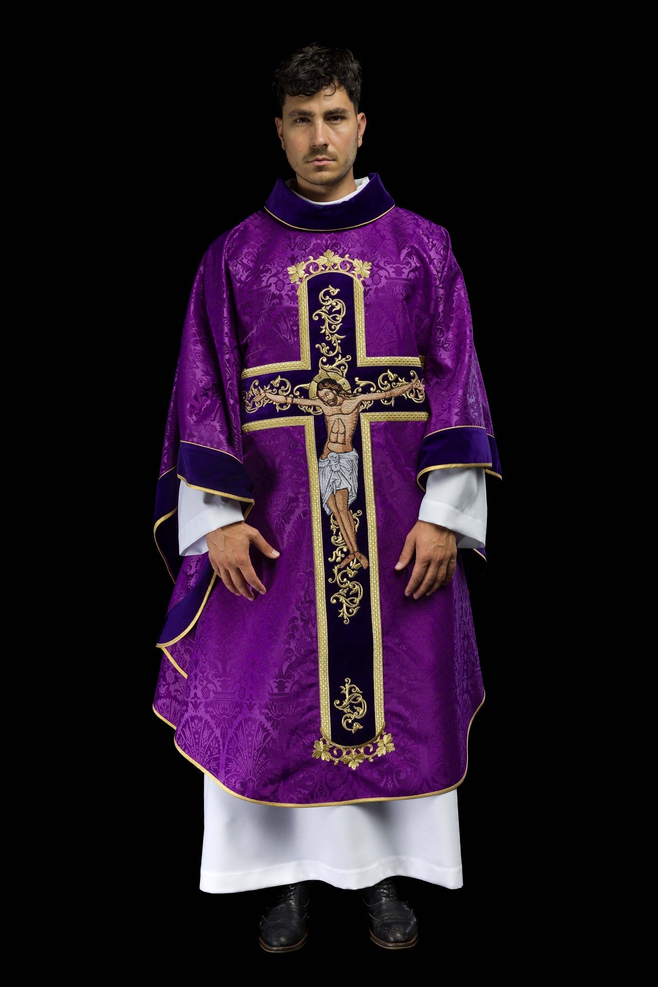 Fioletowy Ornat Liturgiczny z Haftem Jezusa Chrystusa - Polski Produkt - SZATYLITURGICZNE.PL