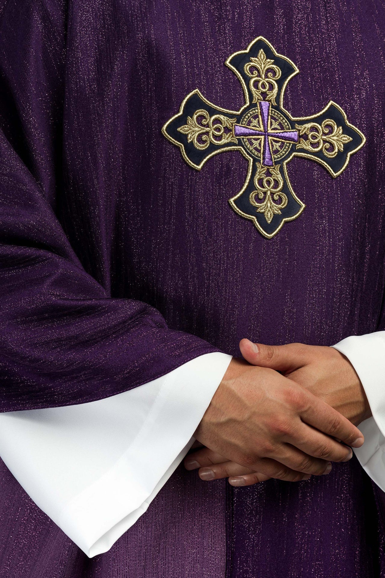 Fioletowy Ornat Liturgiczny z Haftem Krzyża - Polska Produkcja - SZATYLITURGICZNE.PL