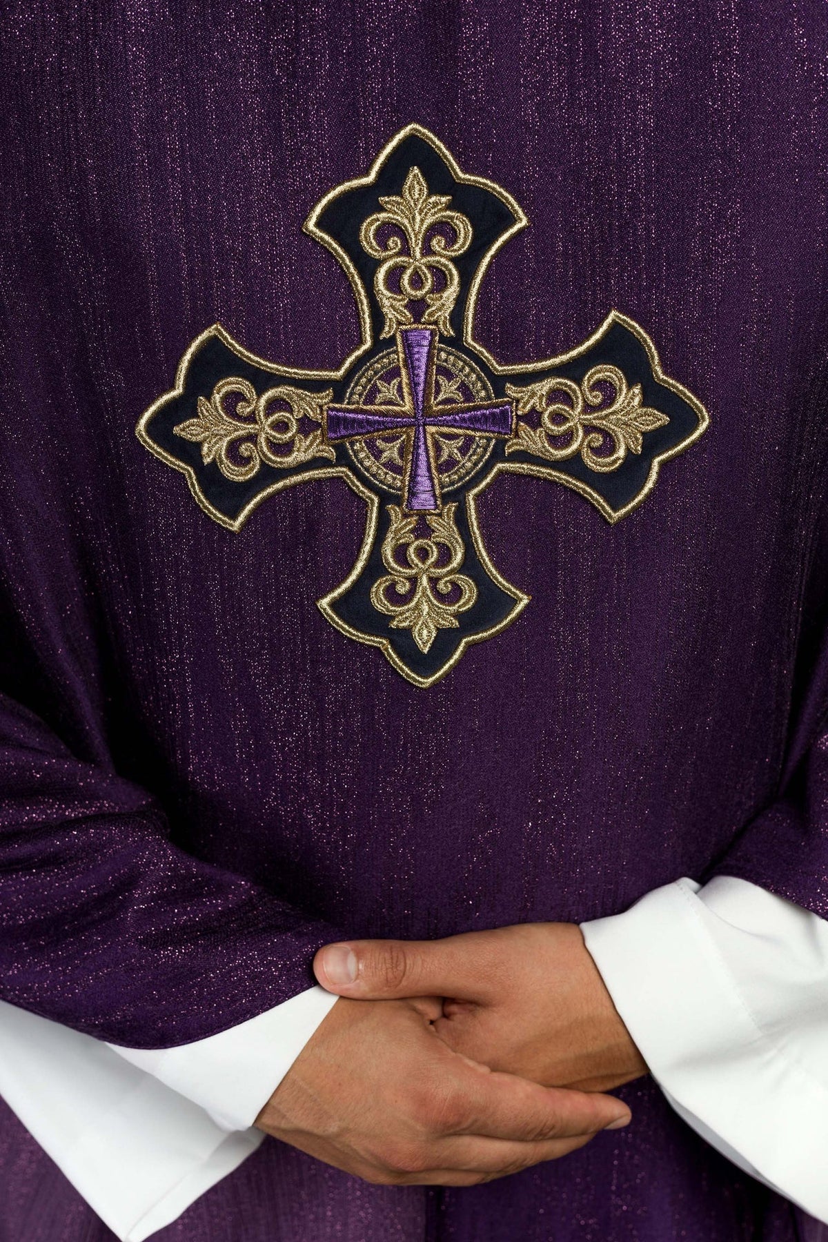 Fioletowy Ornat Liturgiczny z Haftem Krzyża - Polska Produkcja - SZATYLITURGICZNE.PL