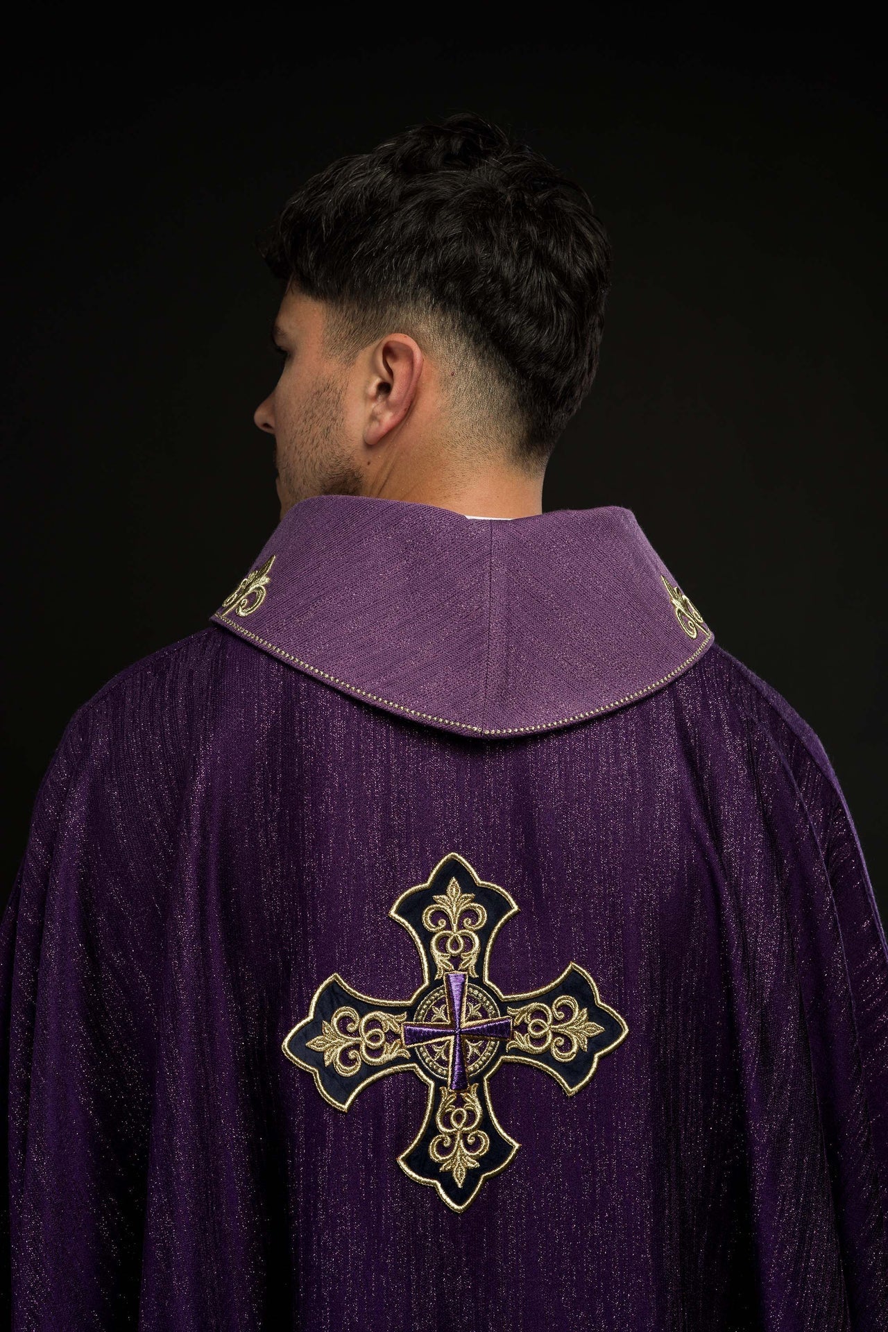 Fioletowy Ornat Liturgiczny z Haftem Krzyża - Polska Produkcja - SZATYLITURGICZNE.PL