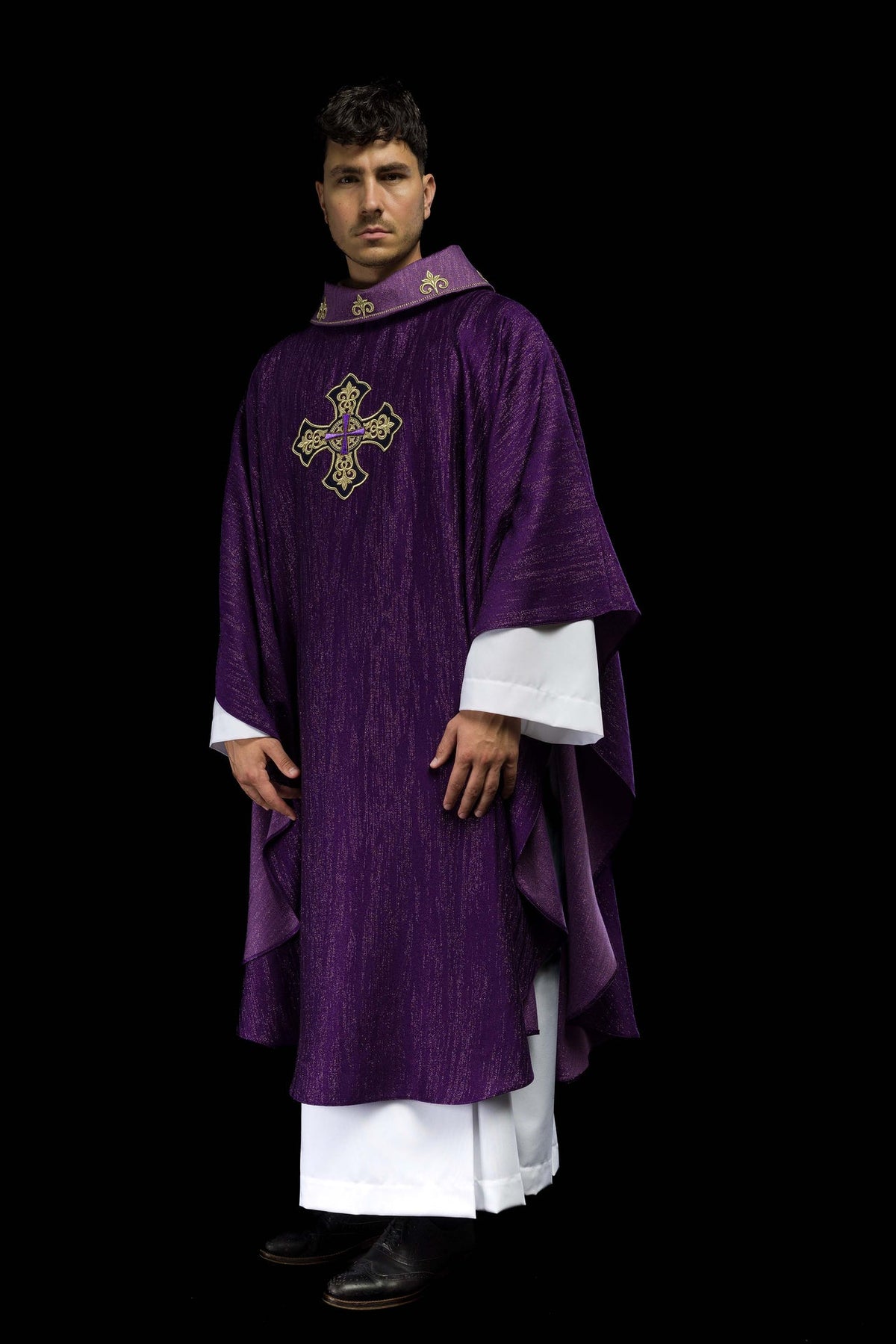 Fioletowy Ornat Liturgiczny z Haftem Krzyża - Polska Produkcja - SZATYLITURGICZNE.PL