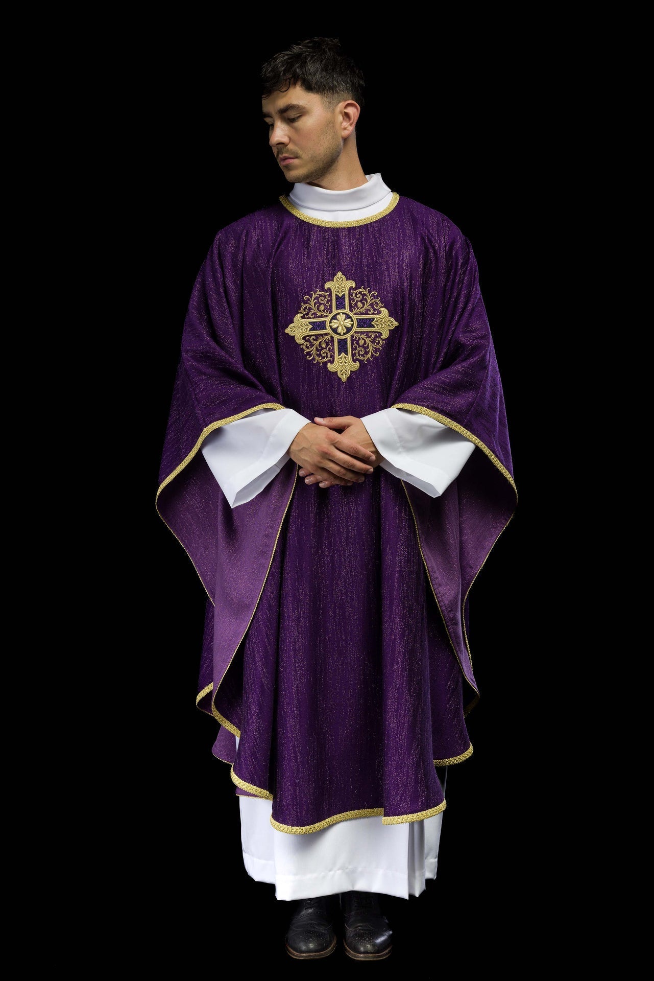 Fioletowy Ornat Liturgiczny z Haftowanym Krzyżem - Polska Produkcja - SZATYLITURGICZNE.PL