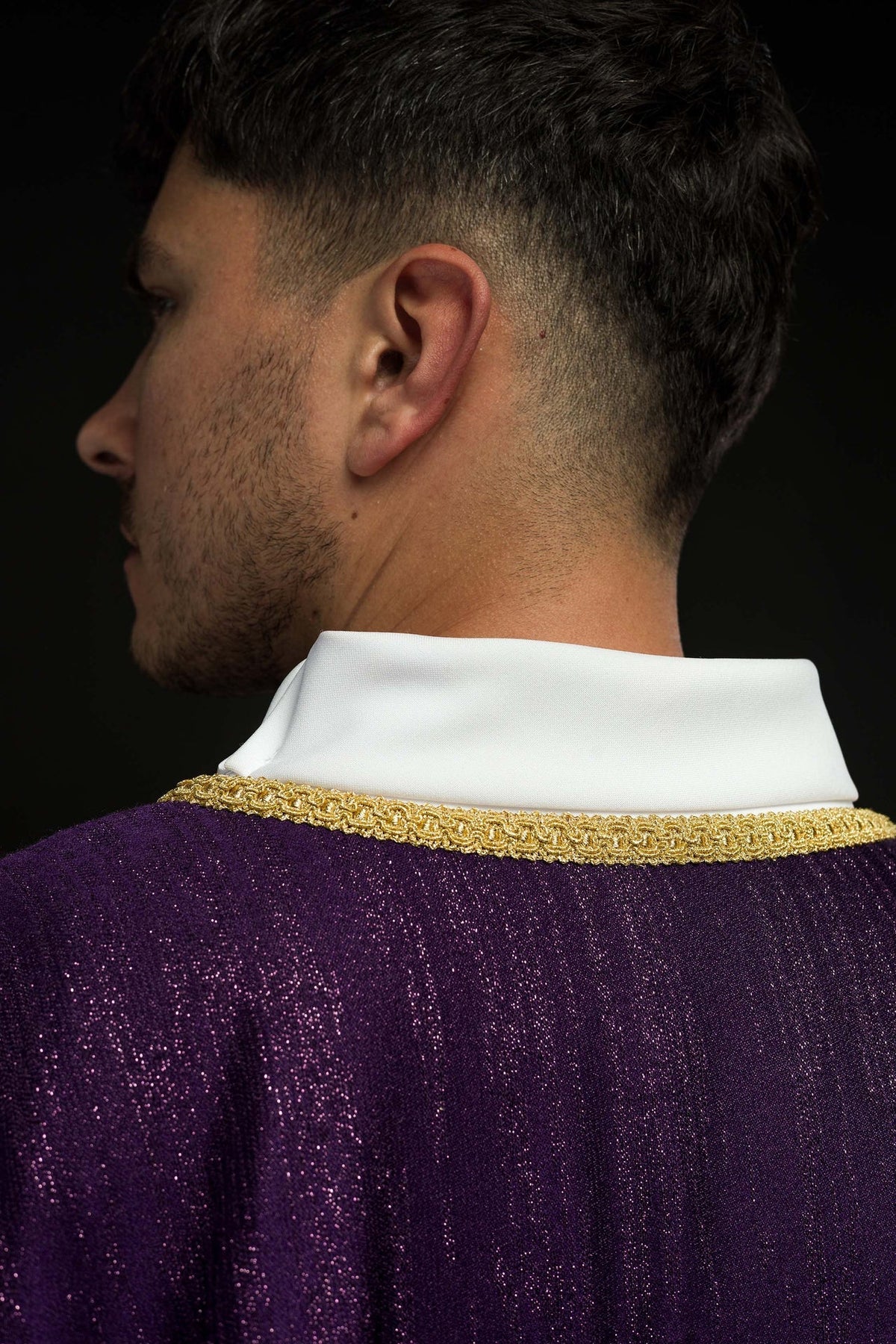 Fioletowy Ornat Liturgiczny z Haftowanym Krzyżem - Polska Produkcja - SZATYLITURGICZNE.PL