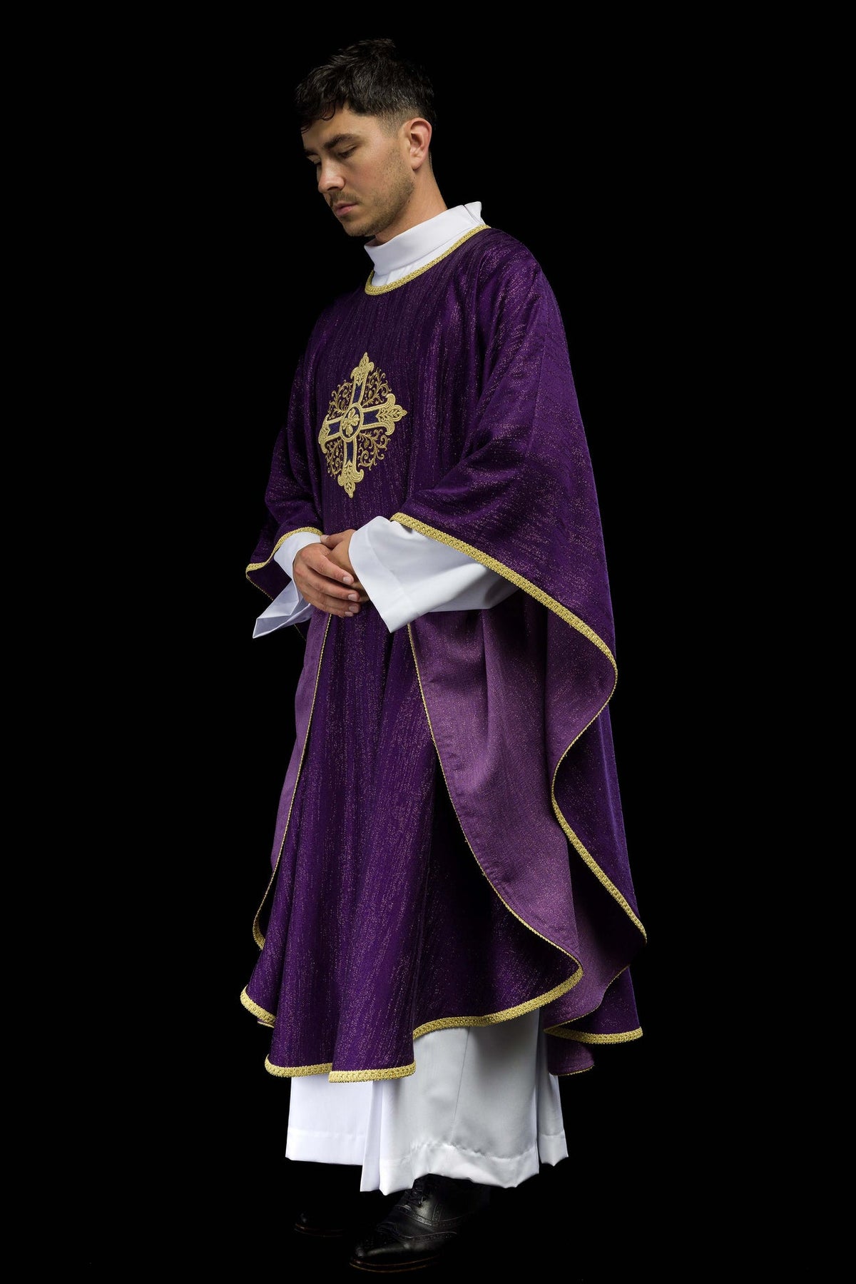 Fioletowy Ornat Liturgiczny z Haftowanym Krzyżem - Polska Produkcja - SZATYLITURGICZNE.PL