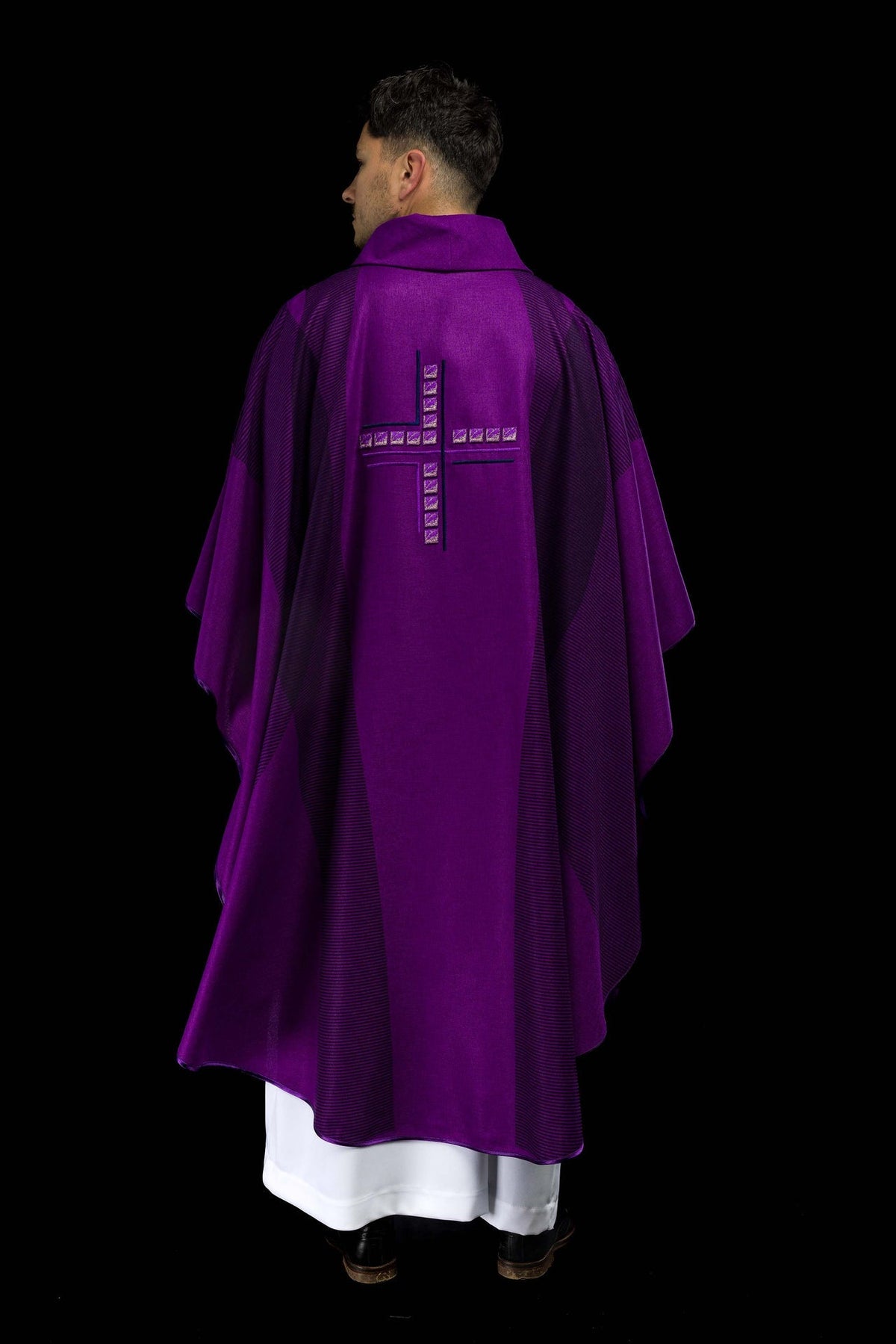 Fioletowy Ornat Liturgiczny z Haftowanym Krzyżem - Polski Producent - SZATYLITURGICZNE.PL