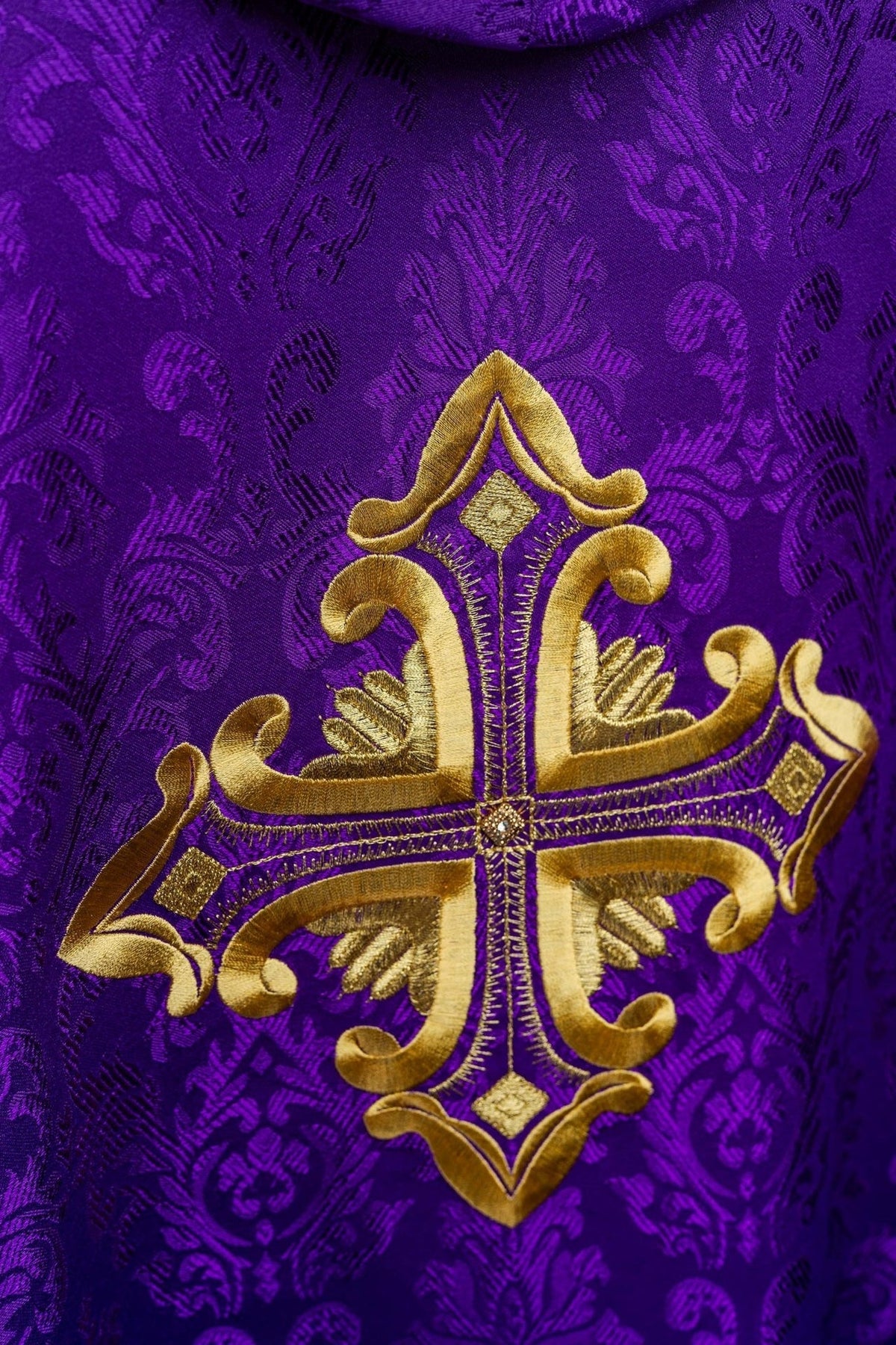 Fioletowy Ornat Liturgiczny z Krzyżem - Polska Produkcja - SZATYLITURGICZNE.PL
