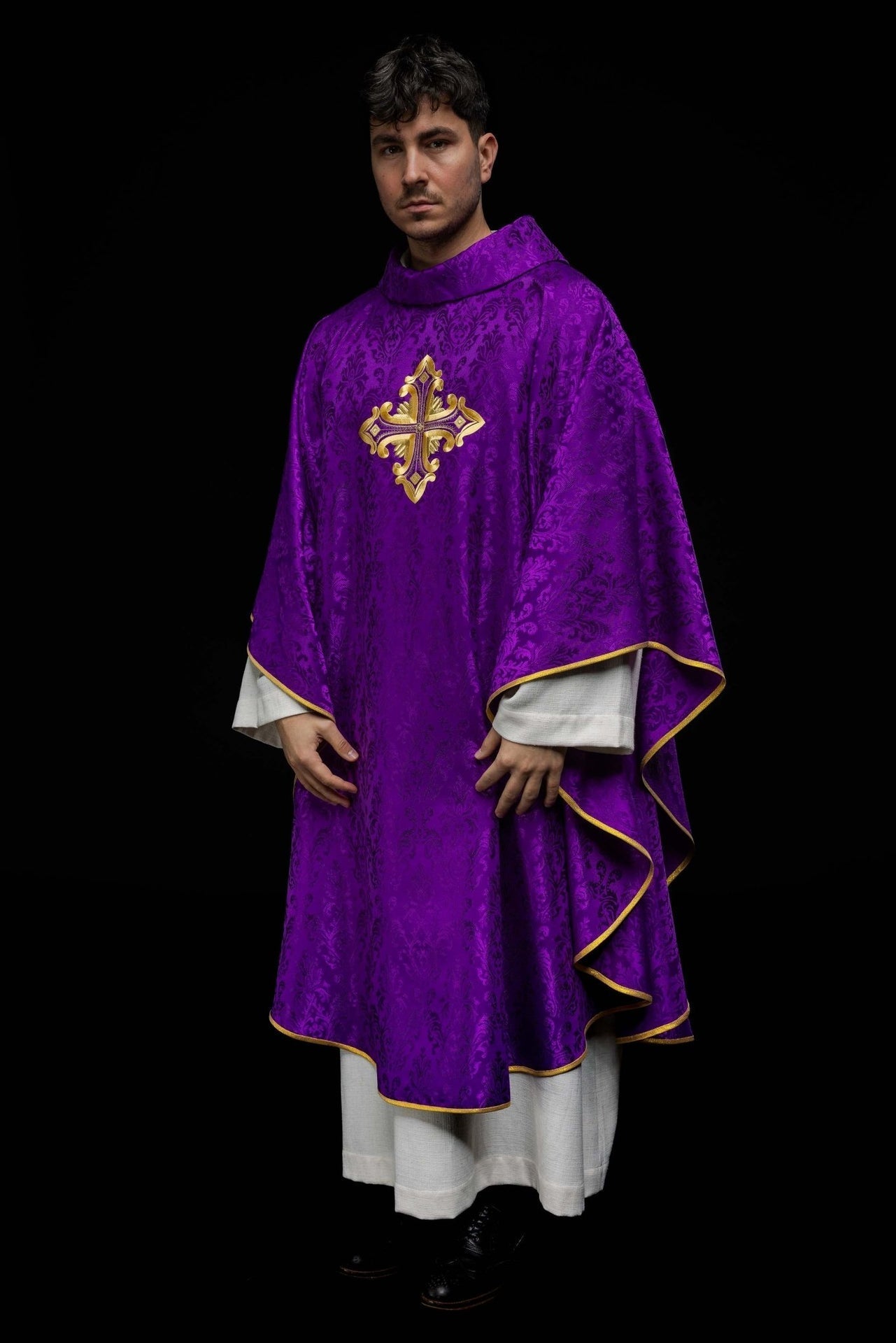 Fioletowy Ornat Liturgiczny z Krzyżem - Polska Produkcja - SZATYLITURGICZNE.PL