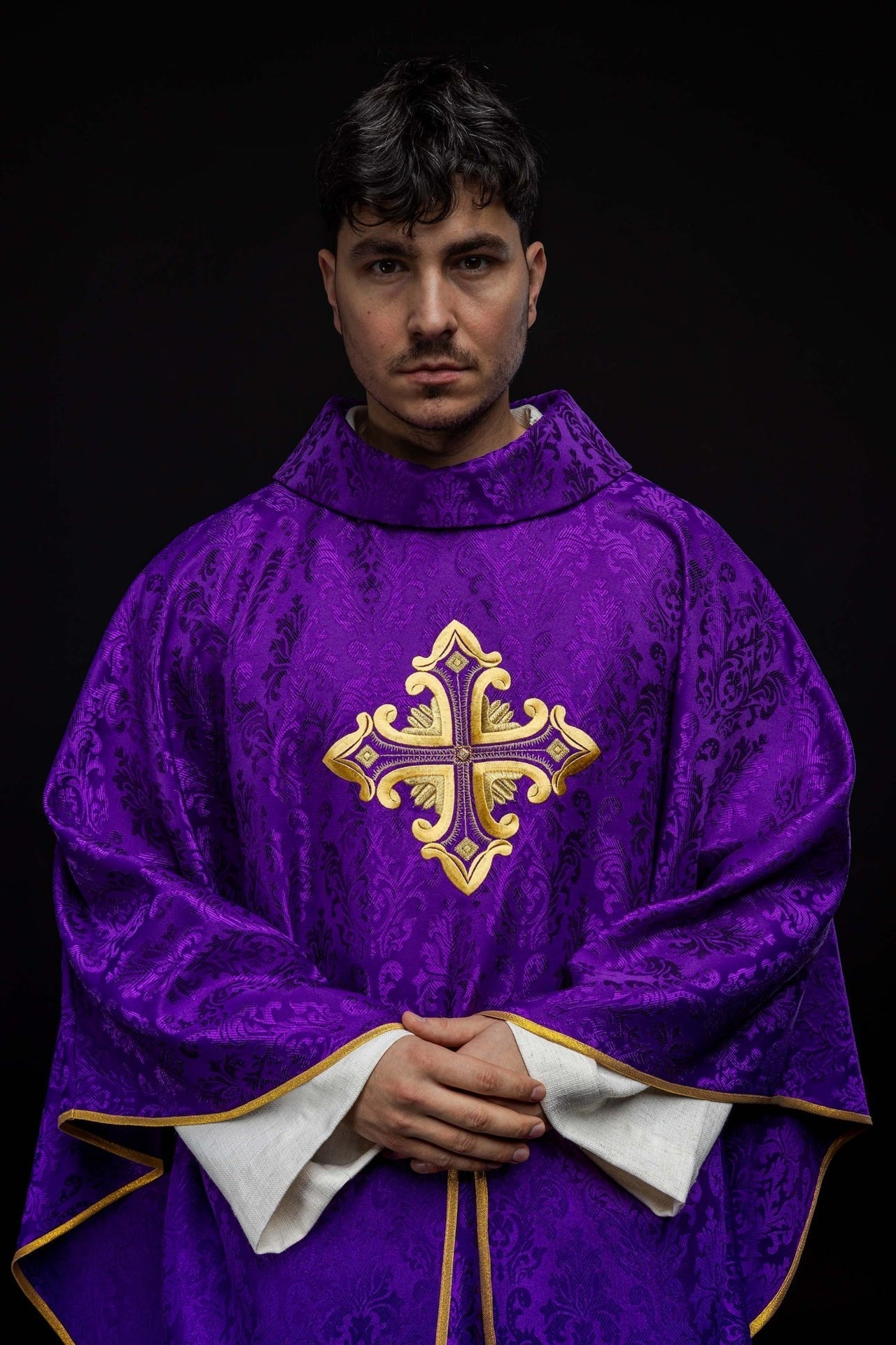 Fioletowy Ornat Liturgiczny z Krzyżem - Polska Produkcja - SZATYLITURGICZNE.PL