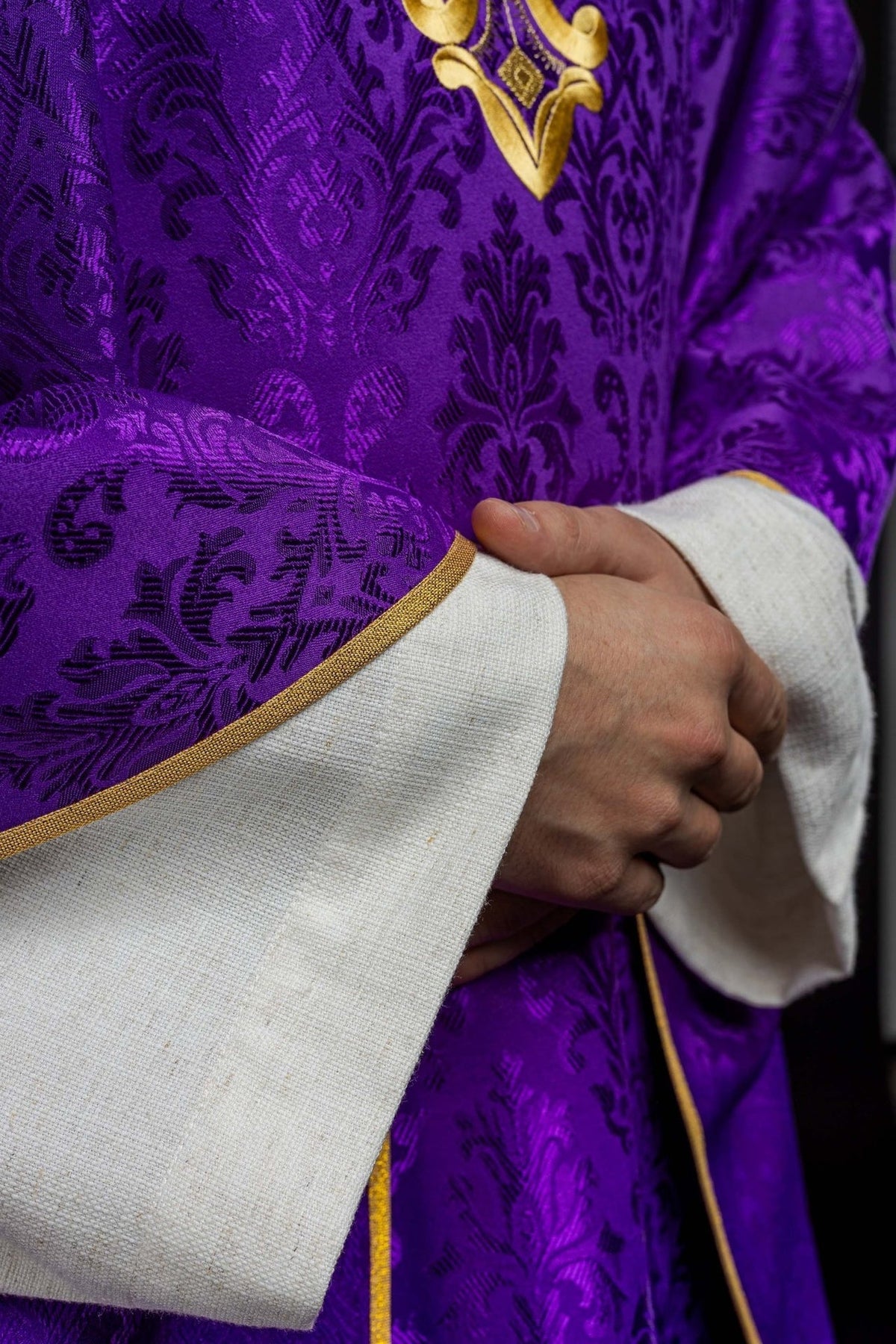 Fioletowy Ornat Liturgiczny z Krzyżem - Polska Produkcja - SZATYLITURGICZNE.PL