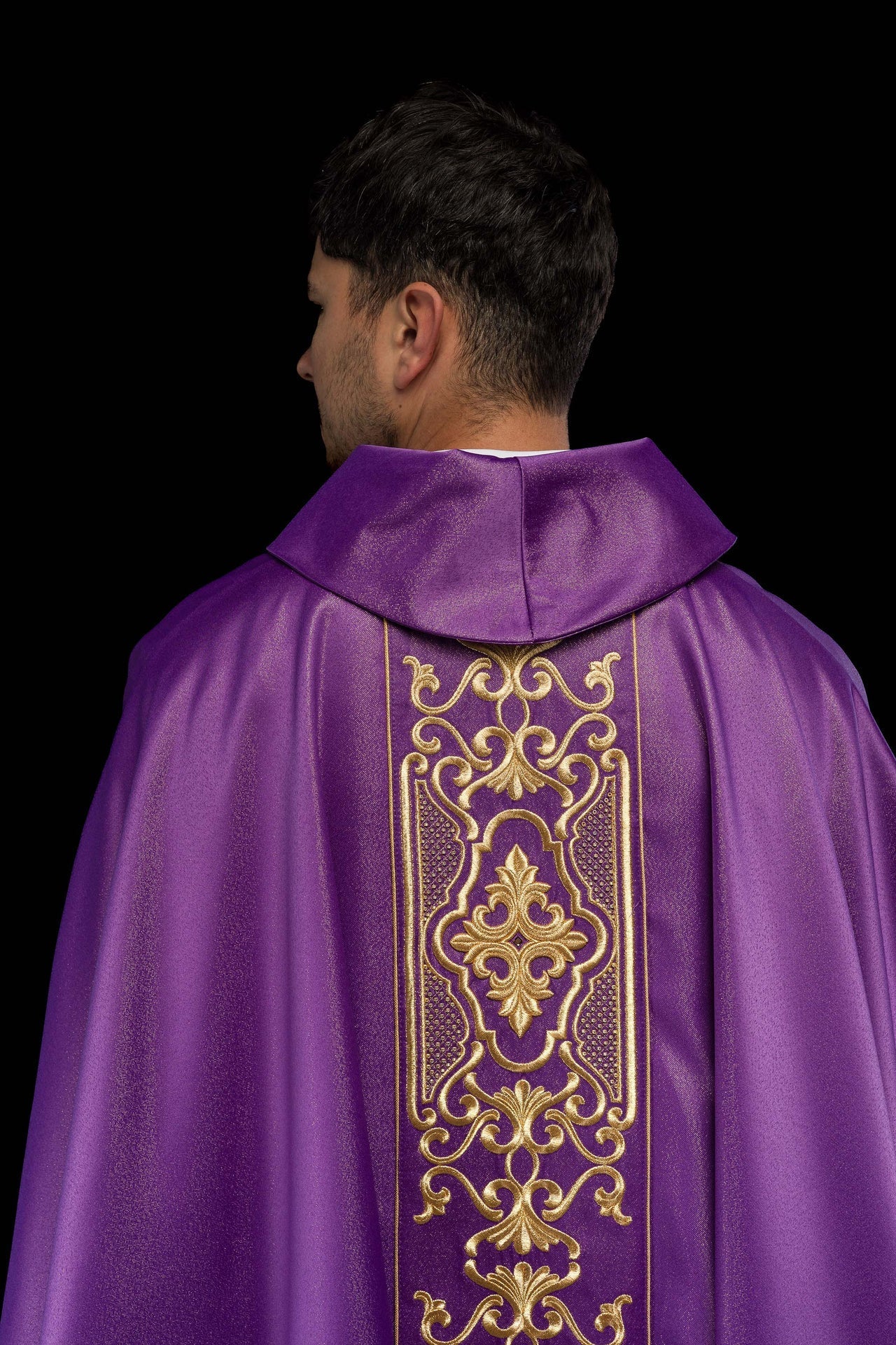 Fioletowy Ornat Liturgiczny z Złotym Haftem Eucharystycznym - SZATYLITURGICZNE.PL