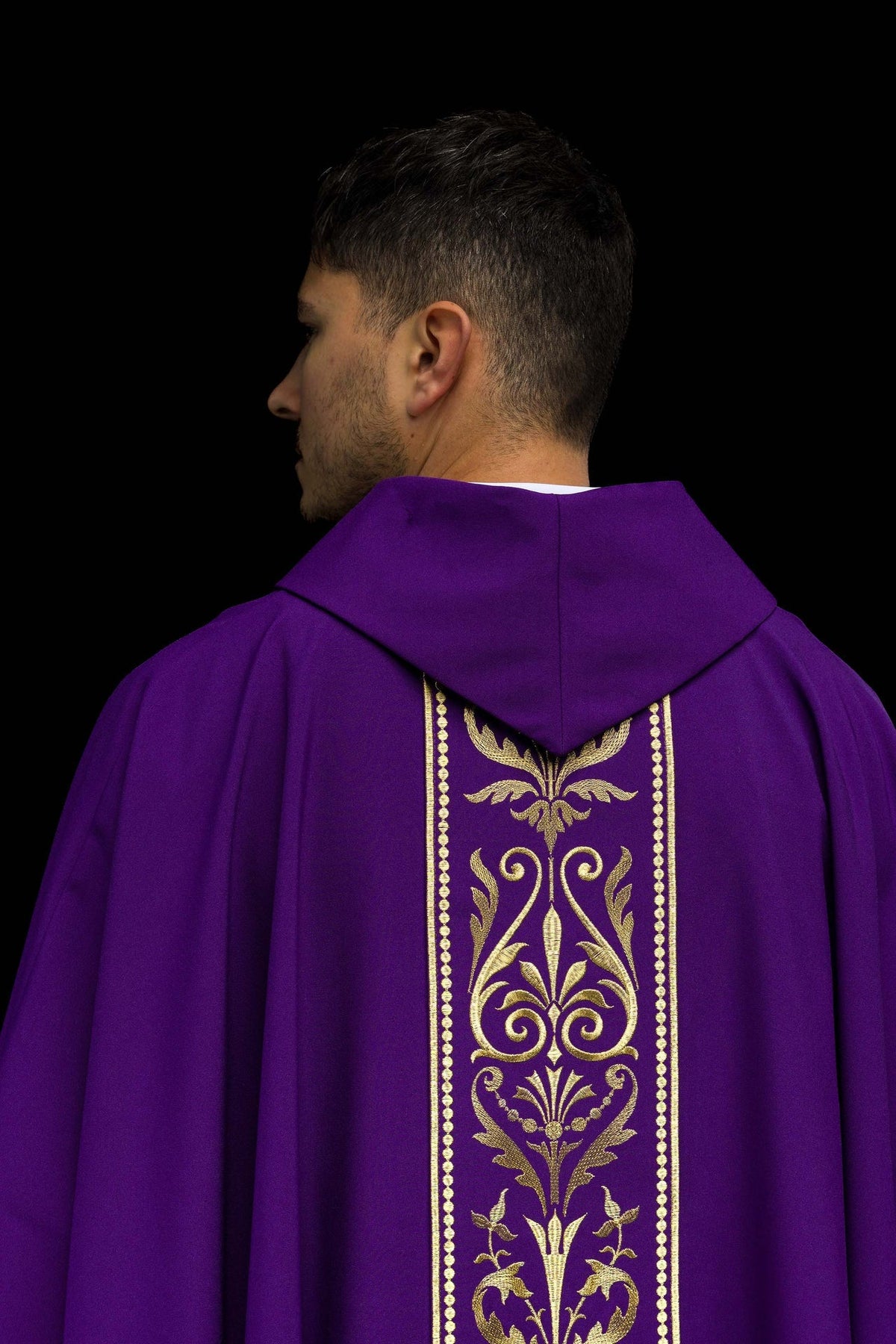 Fioletowy Ornat Liturgiczny ze Złotym Pasem Haftowanym - Polski Producent - SZATYLITURGICZNE.PL