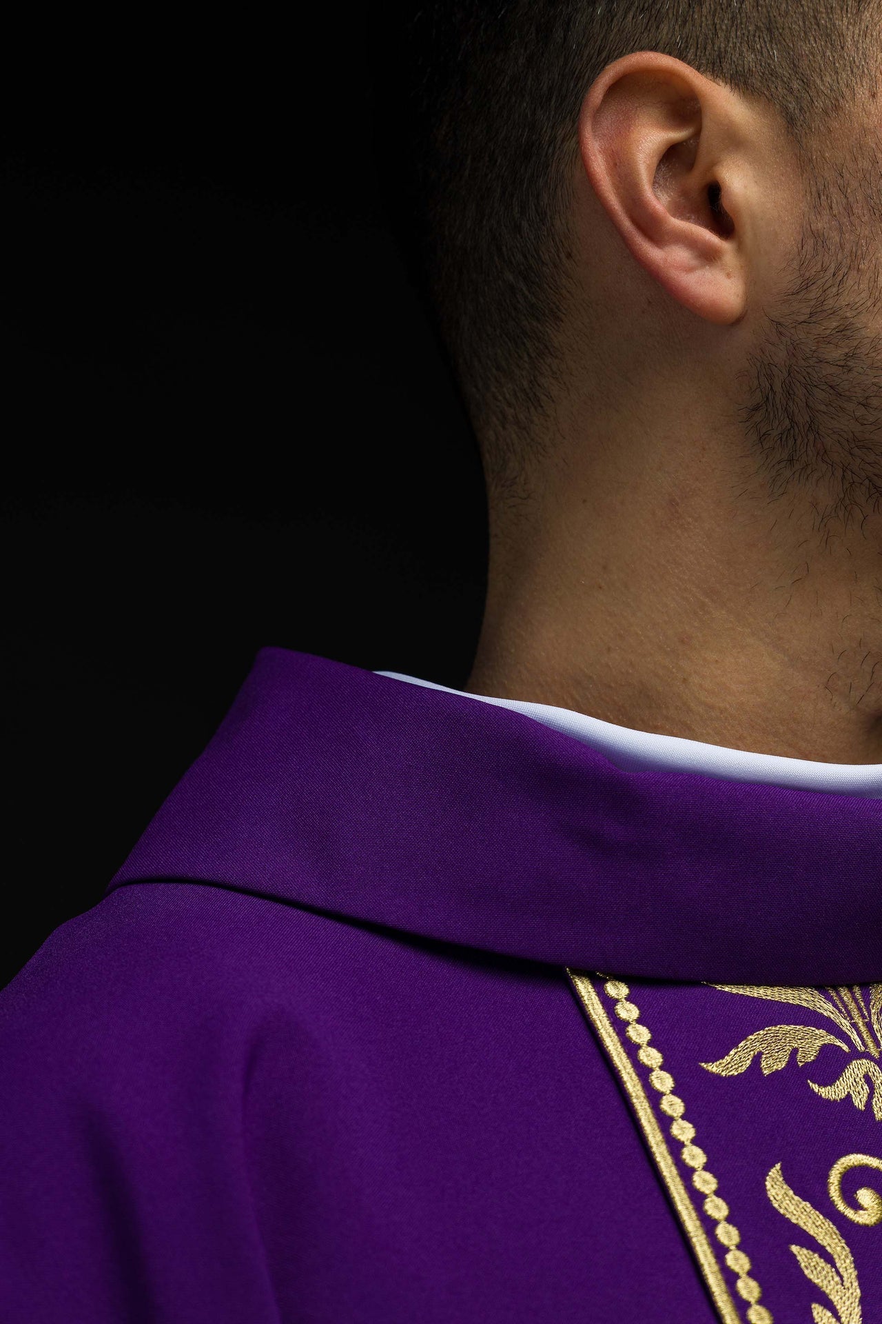 Fioletowy Ornat Liturgiczny ze Złotym Pasem Haftowanym - Polski Producent - SZATYLITURGICZNE.PL