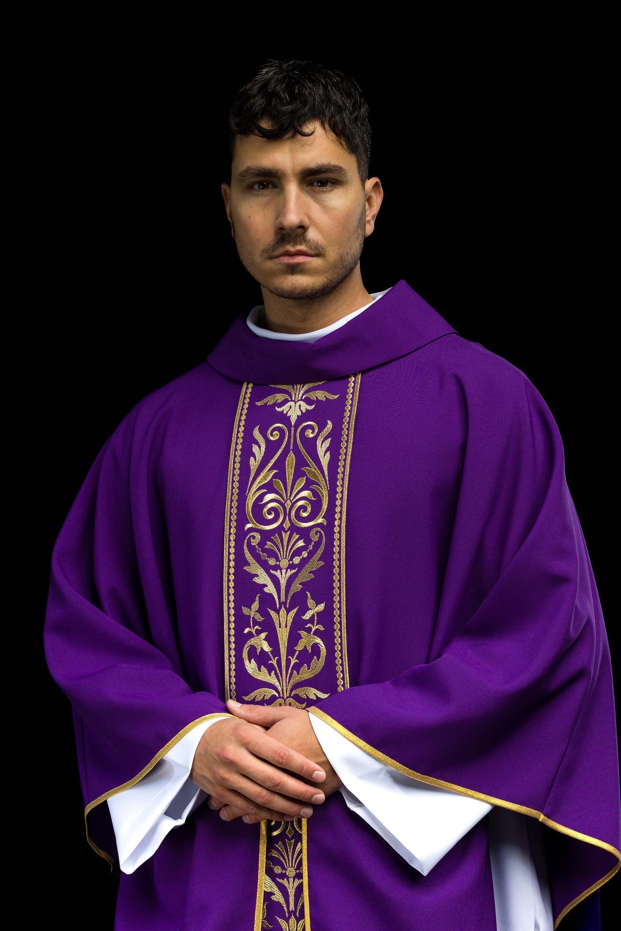 Fioletowy Ornat Liturgiczny ze Złotym Pasem Haftowanym - Polski Producent - SZATYLITURGICZNE.PL