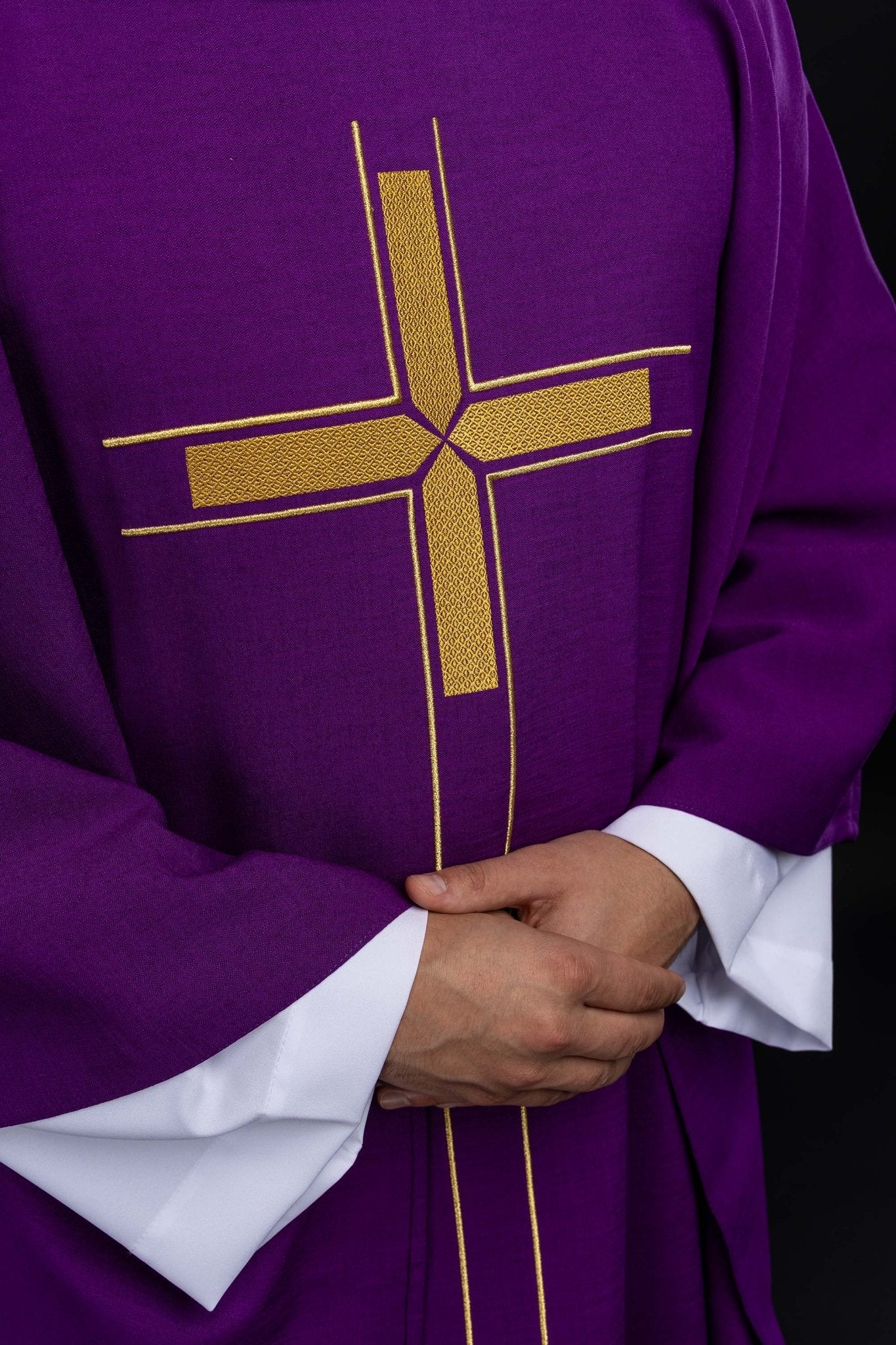 Fioletowy ornat z haftowanym motywem krzyża - SZATYLITURGICZNE.PL