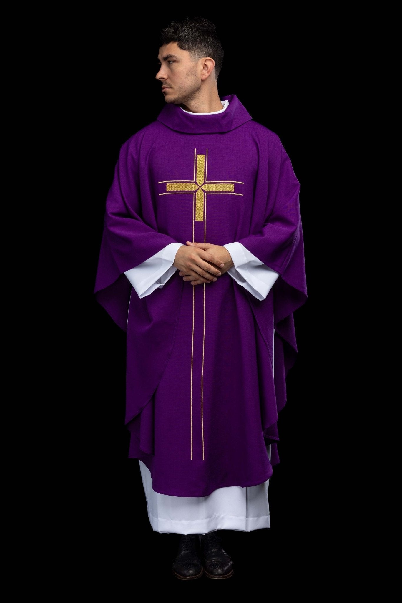 Fioletowy ornat z haftowanym motywem krzyża - SZATYLITURGICZNE.PL