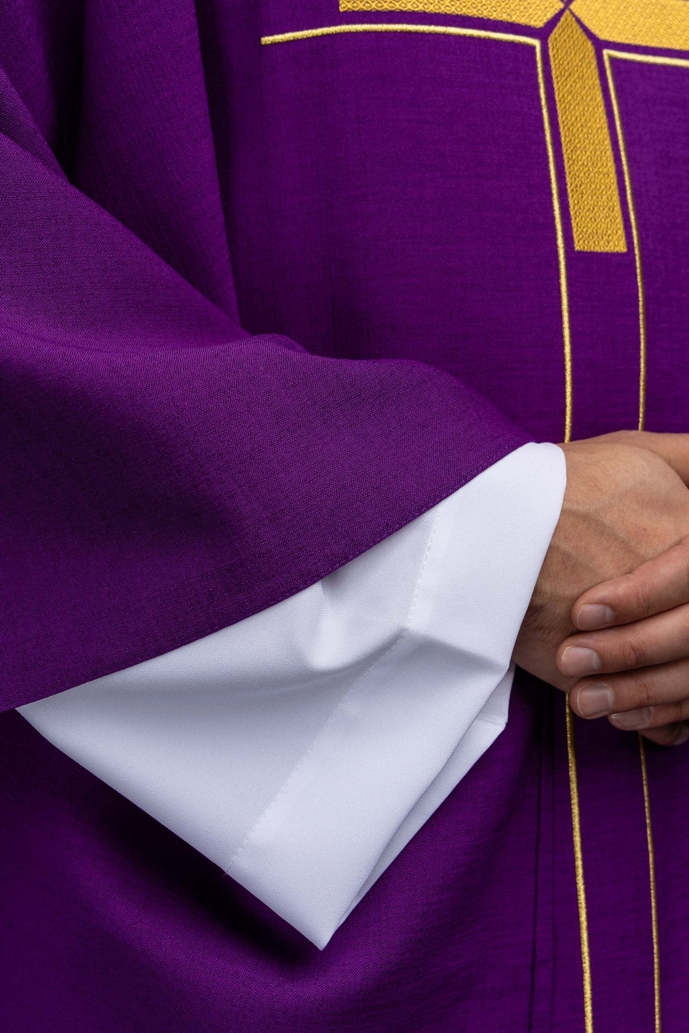 Fioletowy ornat z haftowanym motywem krzyża - SZATYLITURGICZNE.PL