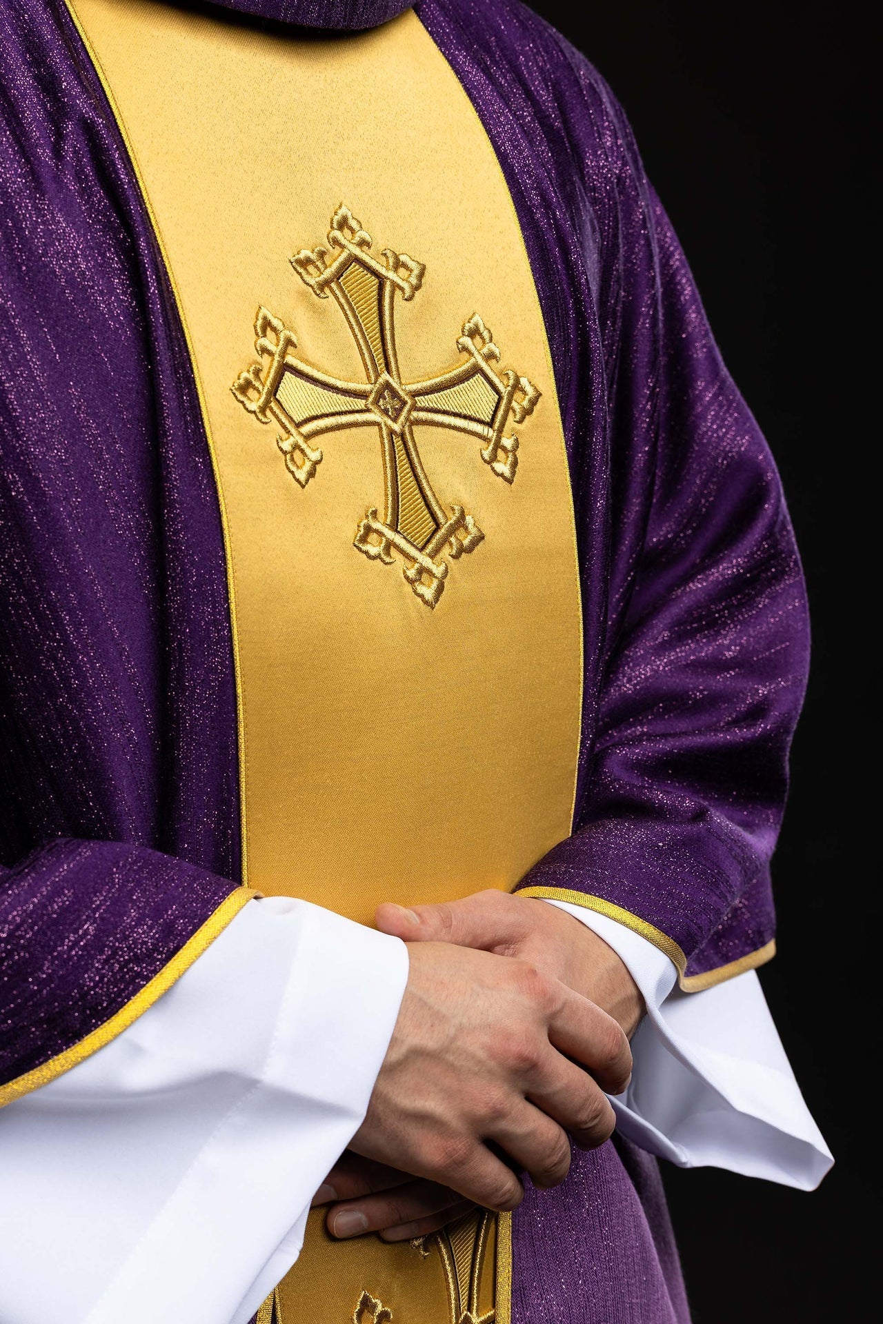 Fioletowy ornat z haftowanym motywem krzyża z pasem na ozdobnej tkaninie - SZATYLITURGICZNE.PL