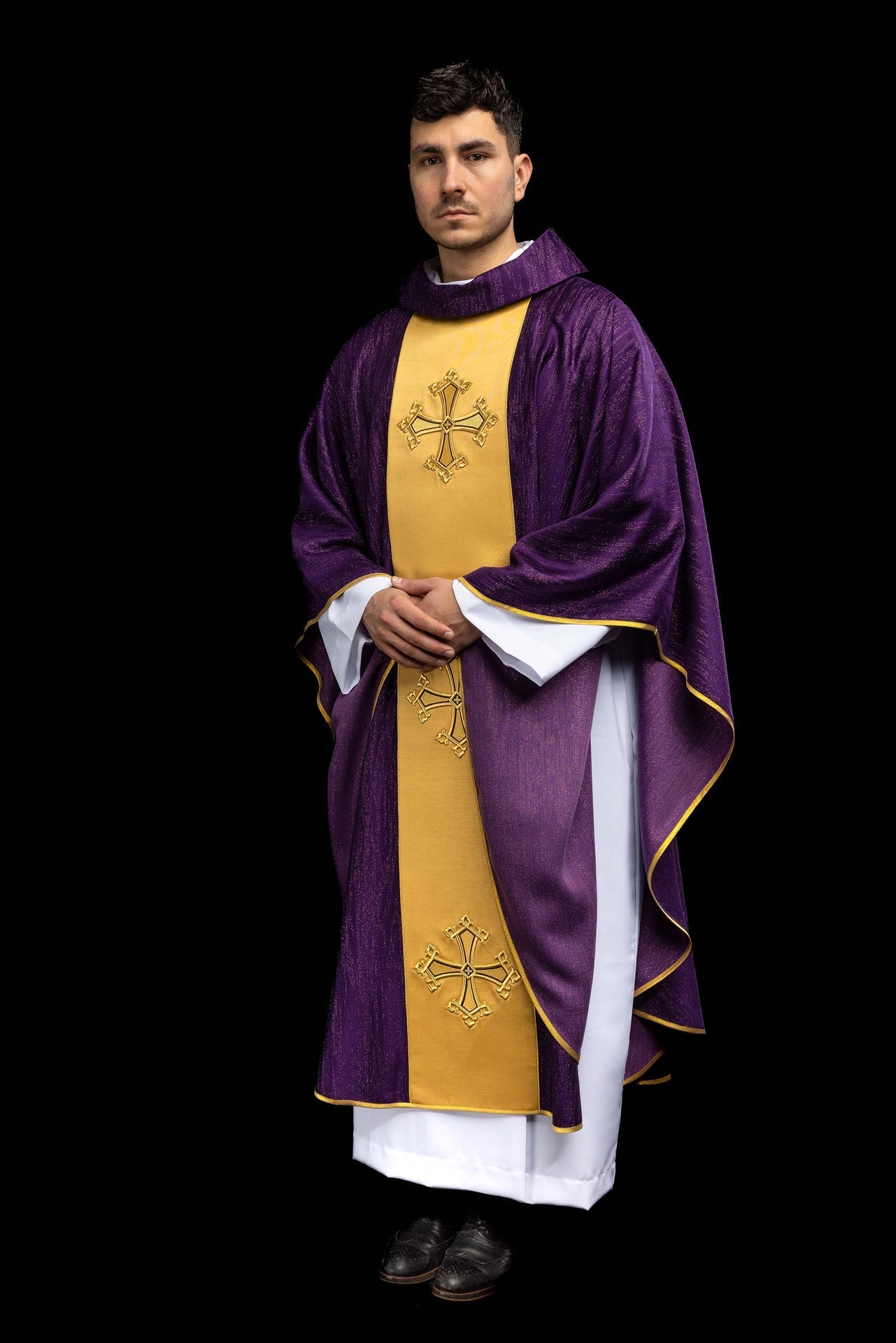 Fioletowy ornat z haftowanym motywem krzyża z pasem na ozdobnej tkaninie - SZATYLITURGICZNE.PL