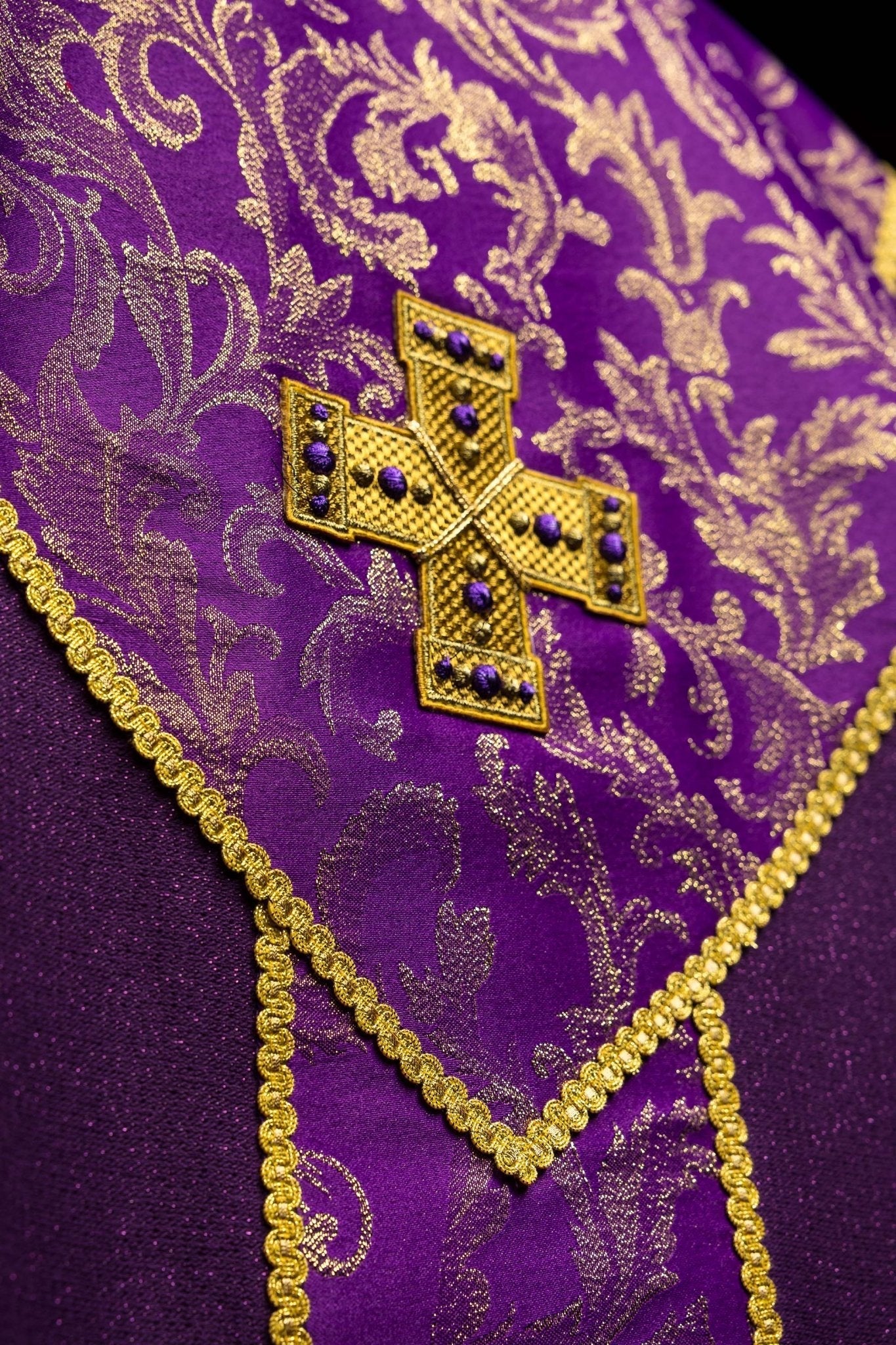 Fioletowy ornat z krzyżem ozdobiony tkaniną żakardową - SZATYLITURGICZNE.PL