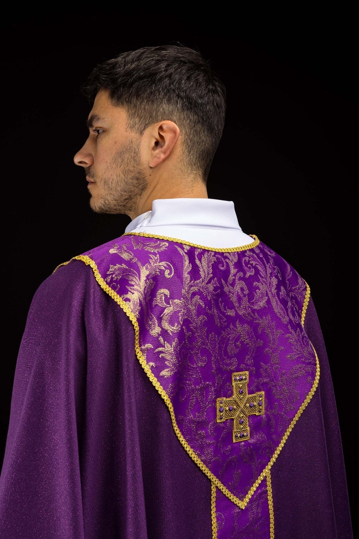 Fioletowy ornat z krzyżem ozdobiony tkaniną żakardową - SZATYLITURGICZNE.PL